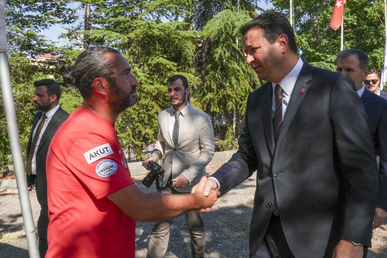 Saadet Partisi Genel Başkanı Arıkan, AKUT'a taziye ziyaretinde bulundu