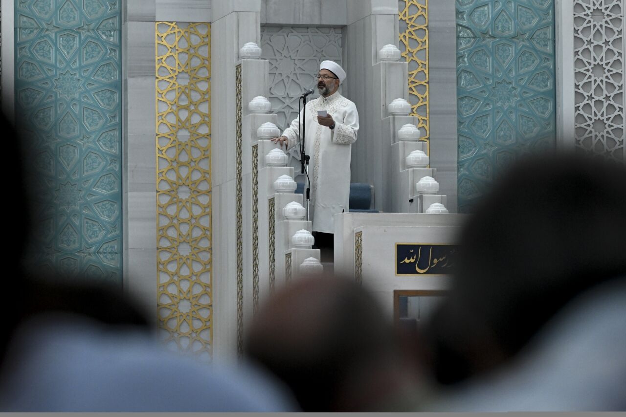 Diyanet İşleri Başkanı Erbaş, Ahmet Hamdi Akseki Camisi'nde hutbe irat etti:
