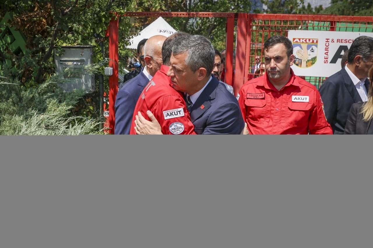 CHP Genel Başkanı Özel, AKUT'a taziye ziyaretinde bulundu