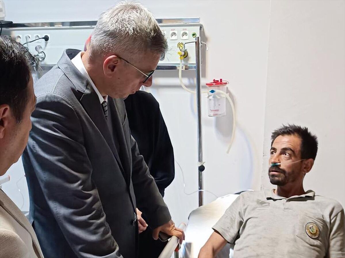 Bakan Memişoğlu, Eskişehir'deki orman yangınında yaralanan orman işçilerini ziyaret etti: