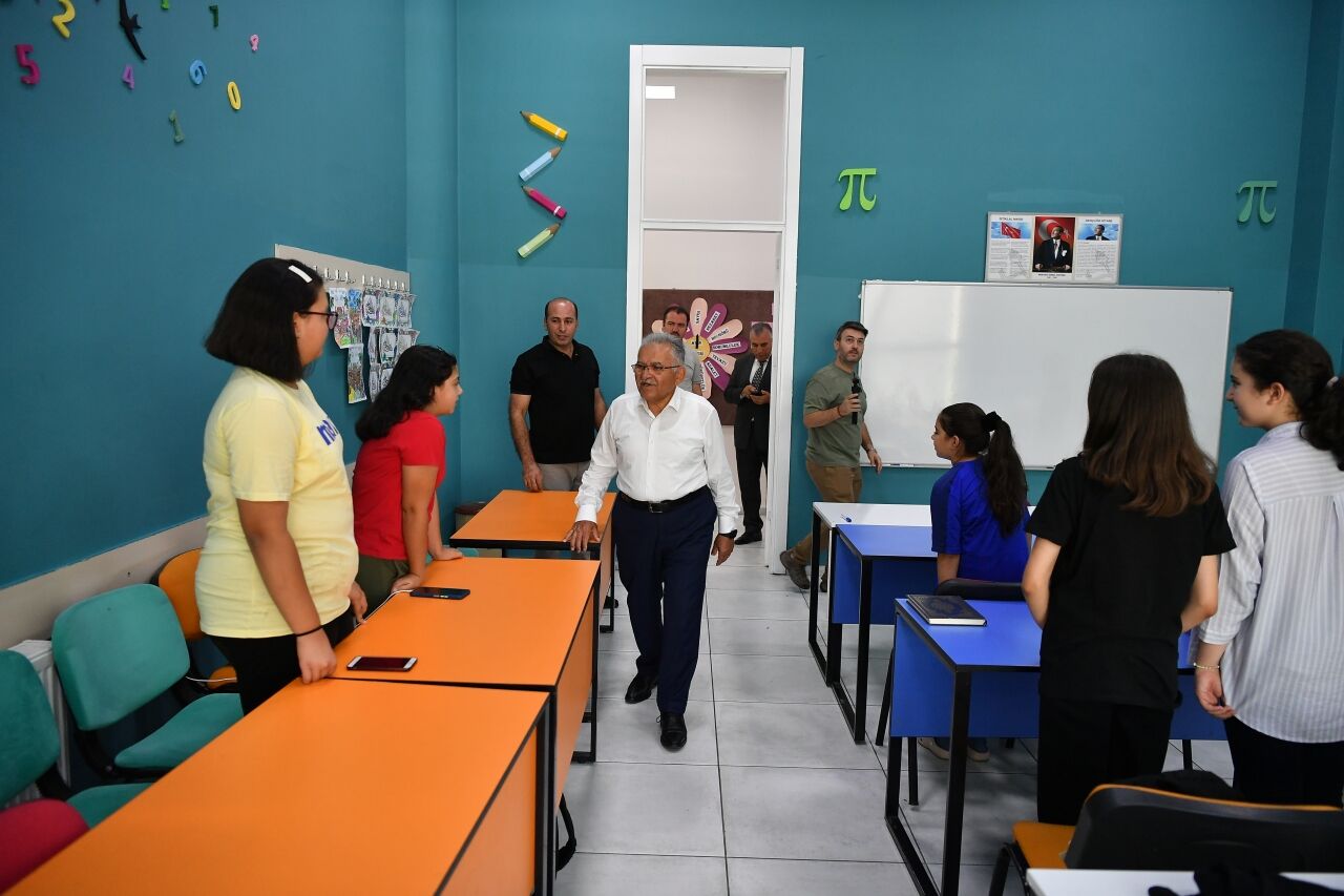 Başkan Büyükkılıç, Talas Sosyal Yaşam Merkezi'ni ziyaret etti