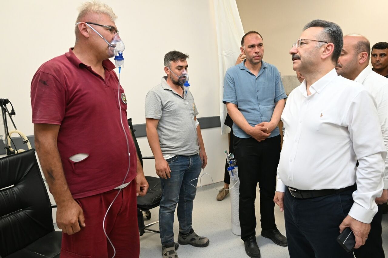 Bakan Memişoğlu, Eskişehir'deki orman yangınında yaralanan orman işçisini hastanede ziyaret etti