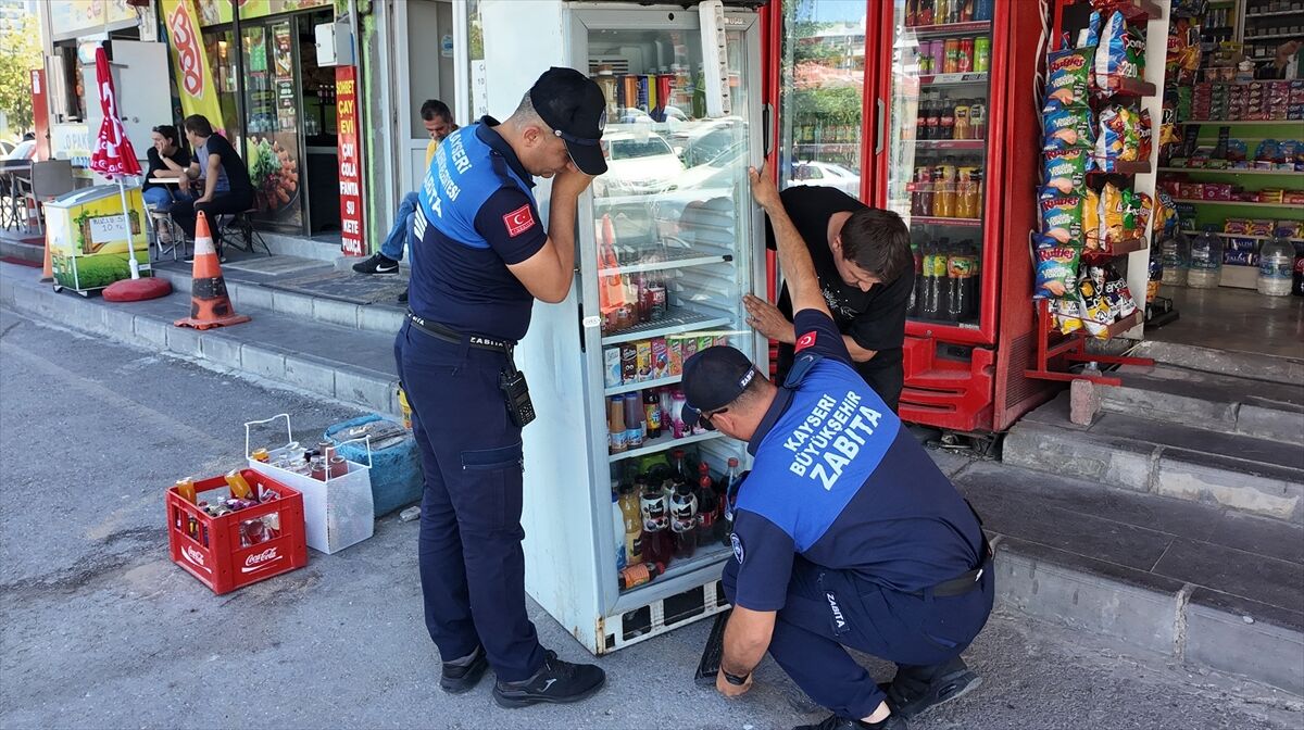 Büyükşehir Belediyesi Zabıta Daire Başkanlığı, Hunat Mahallesi'nde denetim gerçekleştirdi