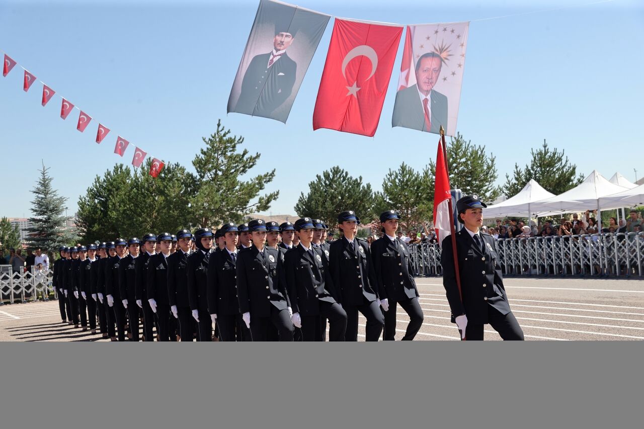 Sivas'ta eğitimini tamamlayan 348 kadın polis adayı mezun oldu