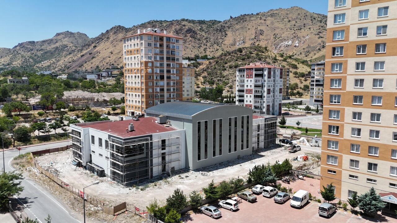 Başkan Büyükkılıç, Altınoluk Sosyal Yaşam Merkezi'nde incelemelerde bulundu