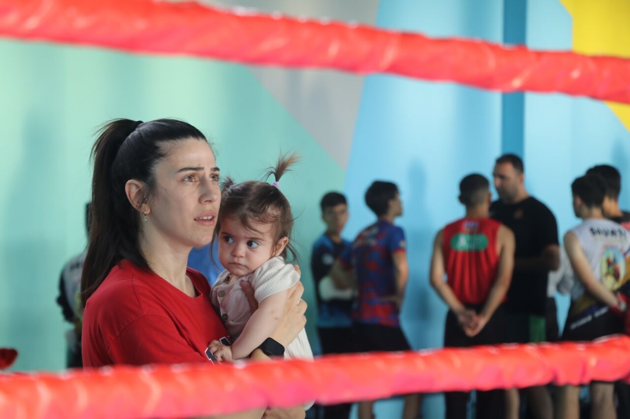 Kucağında bebeğiyle sporcu yetiştiriyor