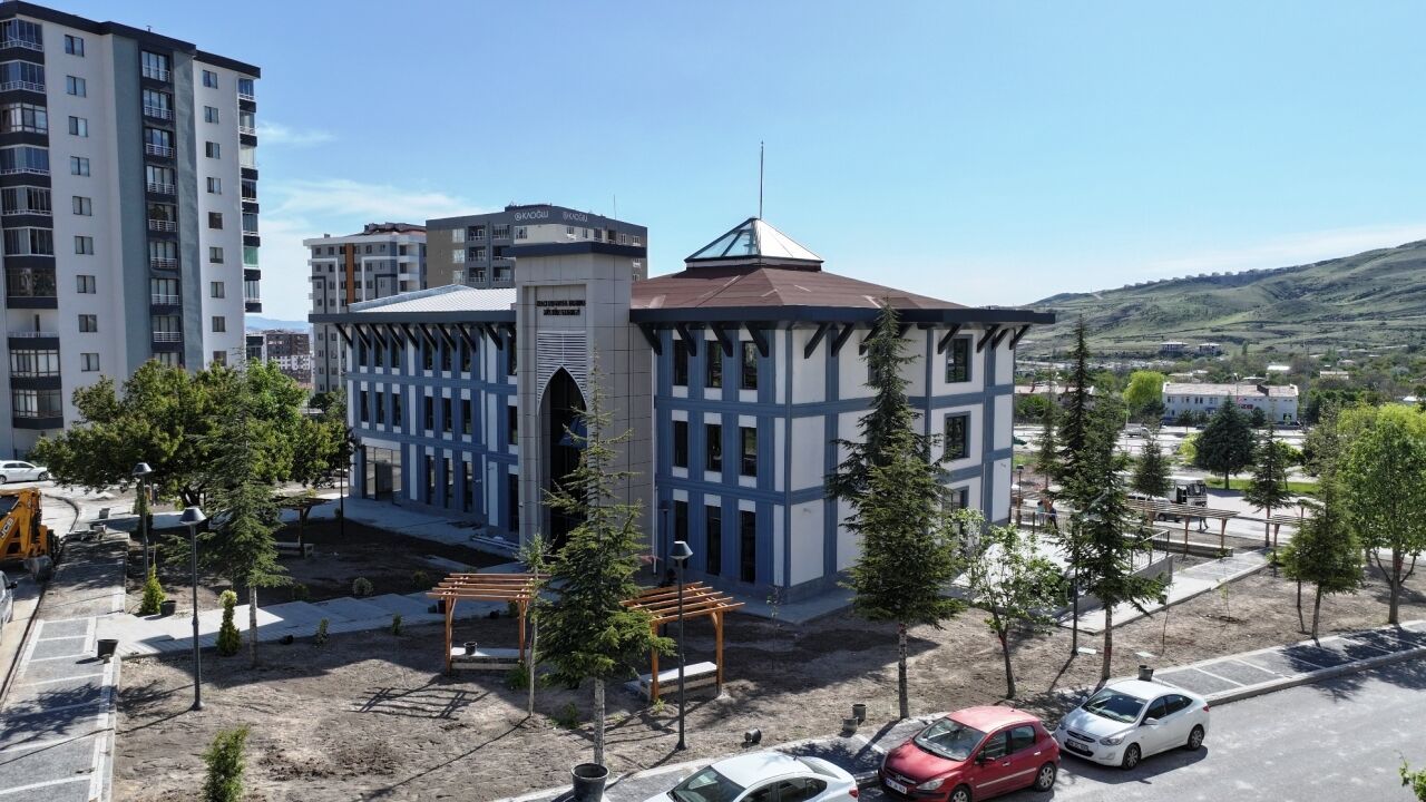 Başkan Çolakbayrakdar, Hacı Mustafa Tarman Kültür Merkezi'nde incelemelerde bulundu