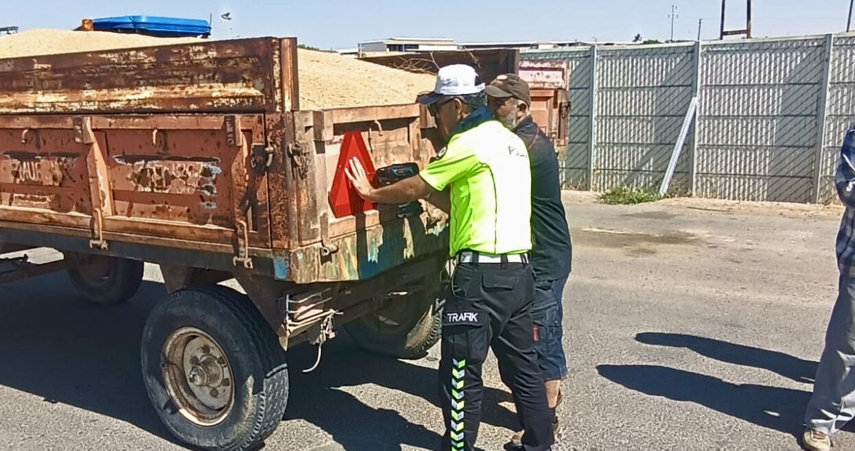 Kırşehir'de hasat dönemindeki 55 traktör römorkuna reflektör takıldı