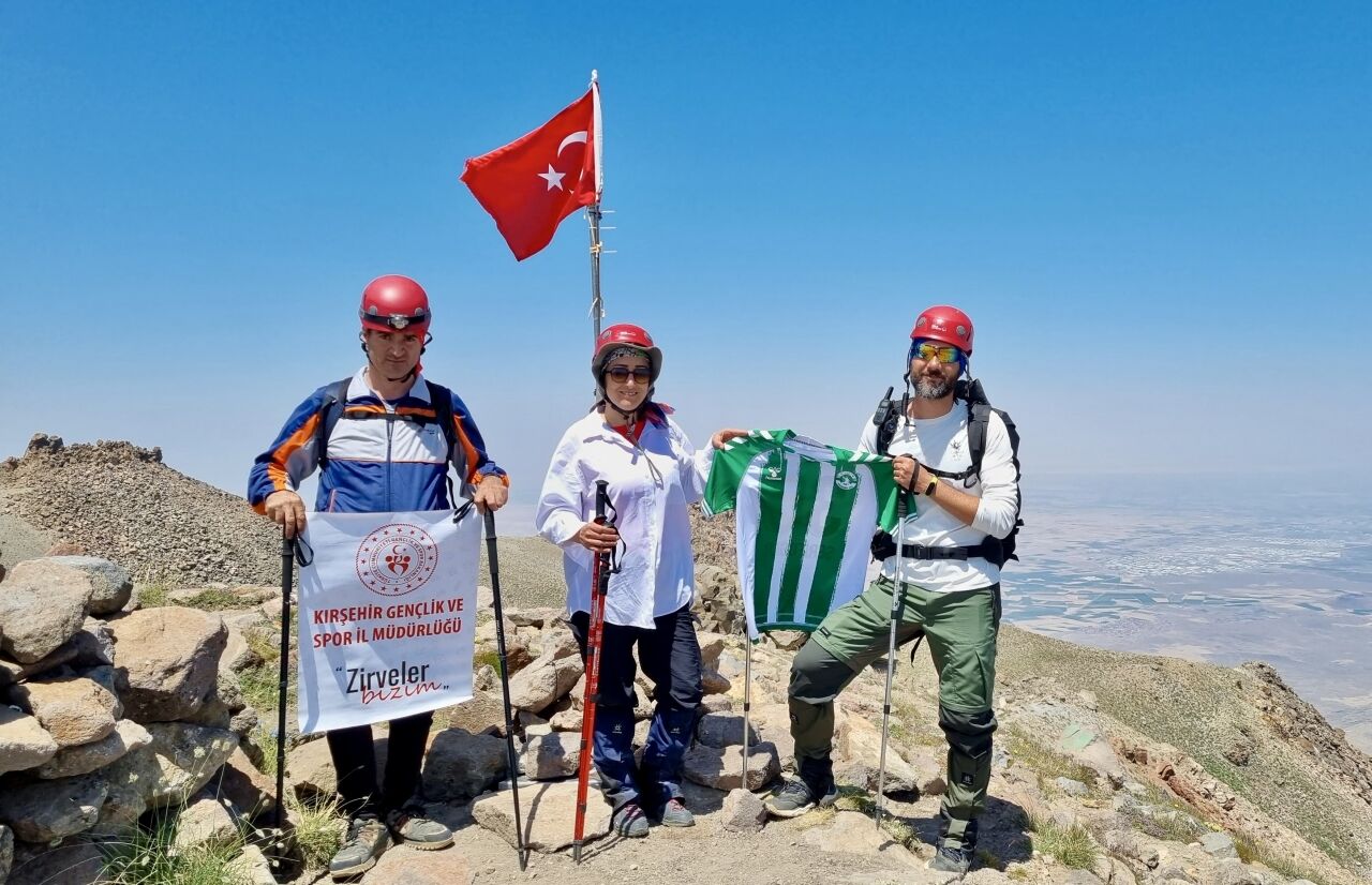 Kırşehirli dağcılar Hasan Dağı'na zirve tırmanışı gerçekleştirdi