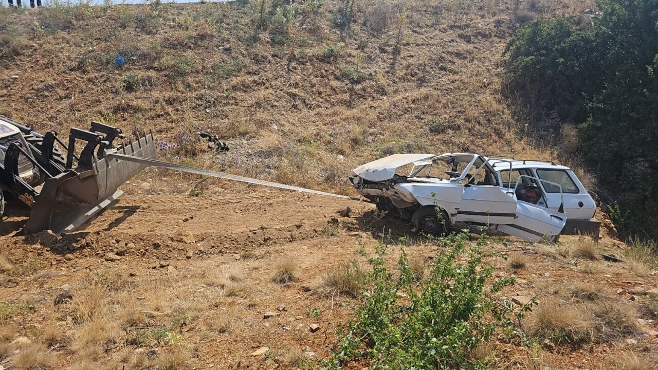 Konya'da şarampole devrilen otomobildeki 4 kişi yaralandı