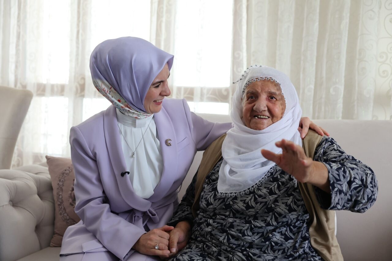 Aile ve Sosyal Hizmetler Bakanı Göktaş, Elazığ'da "Raife Babaanneyi" ziyaret etti