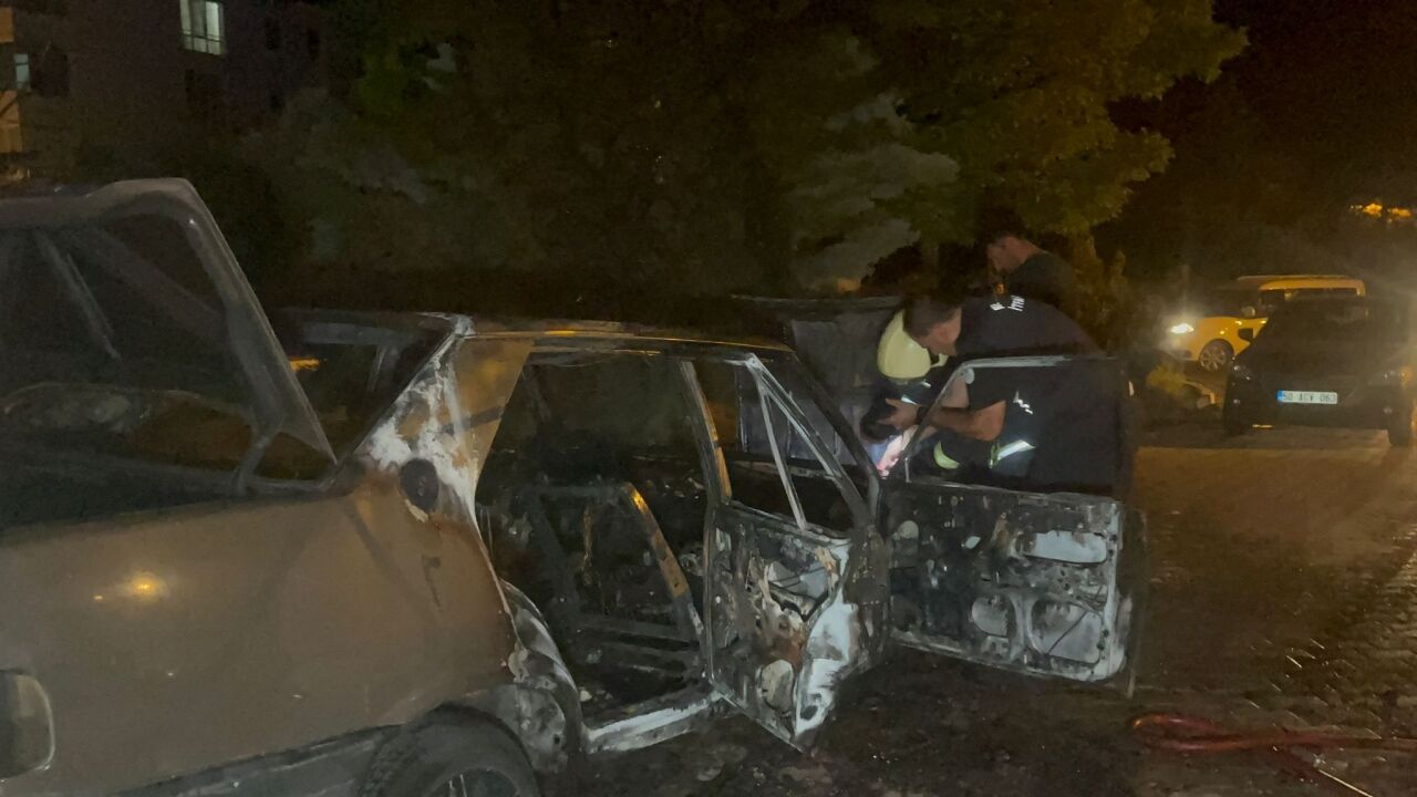 Nevşehir'de park halindeki araç yandı