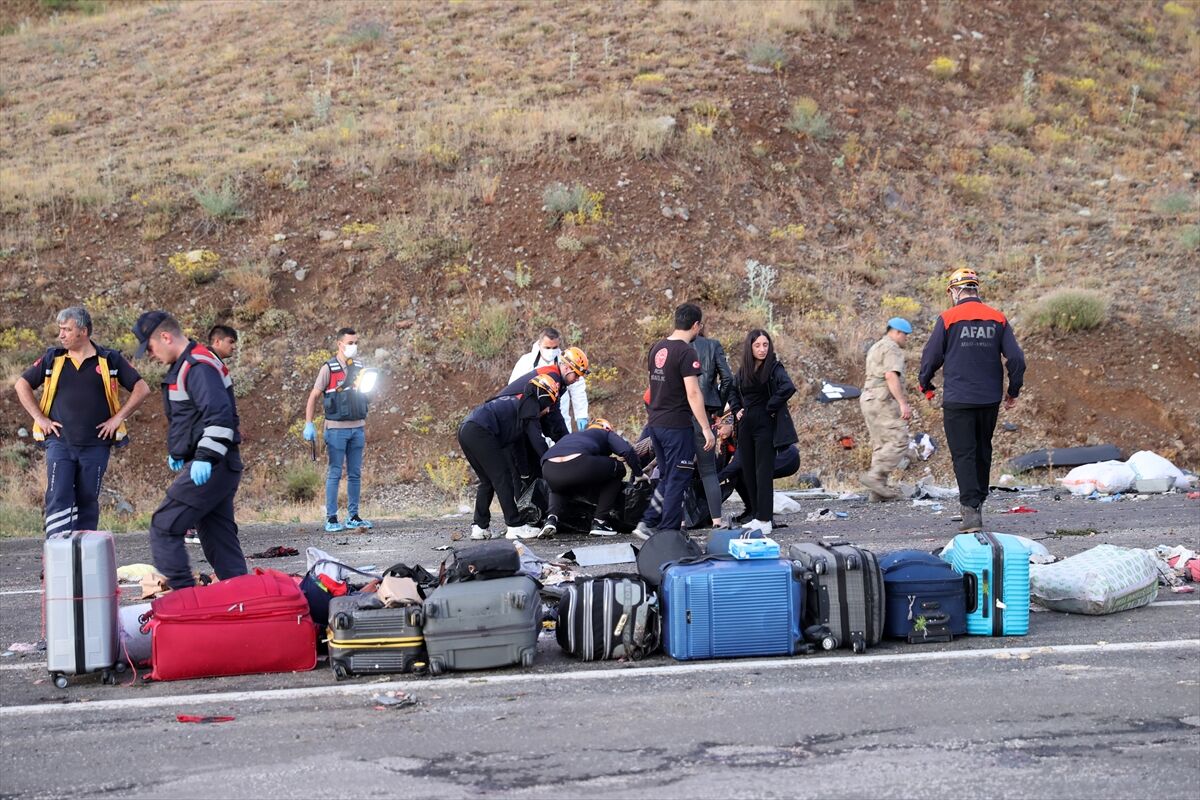 GÜNCELLEME 2- Sivas'ta yolcu otobüsü dağın yamacına çarptı, 4 kişi öldü, 33 kişi yaralandı