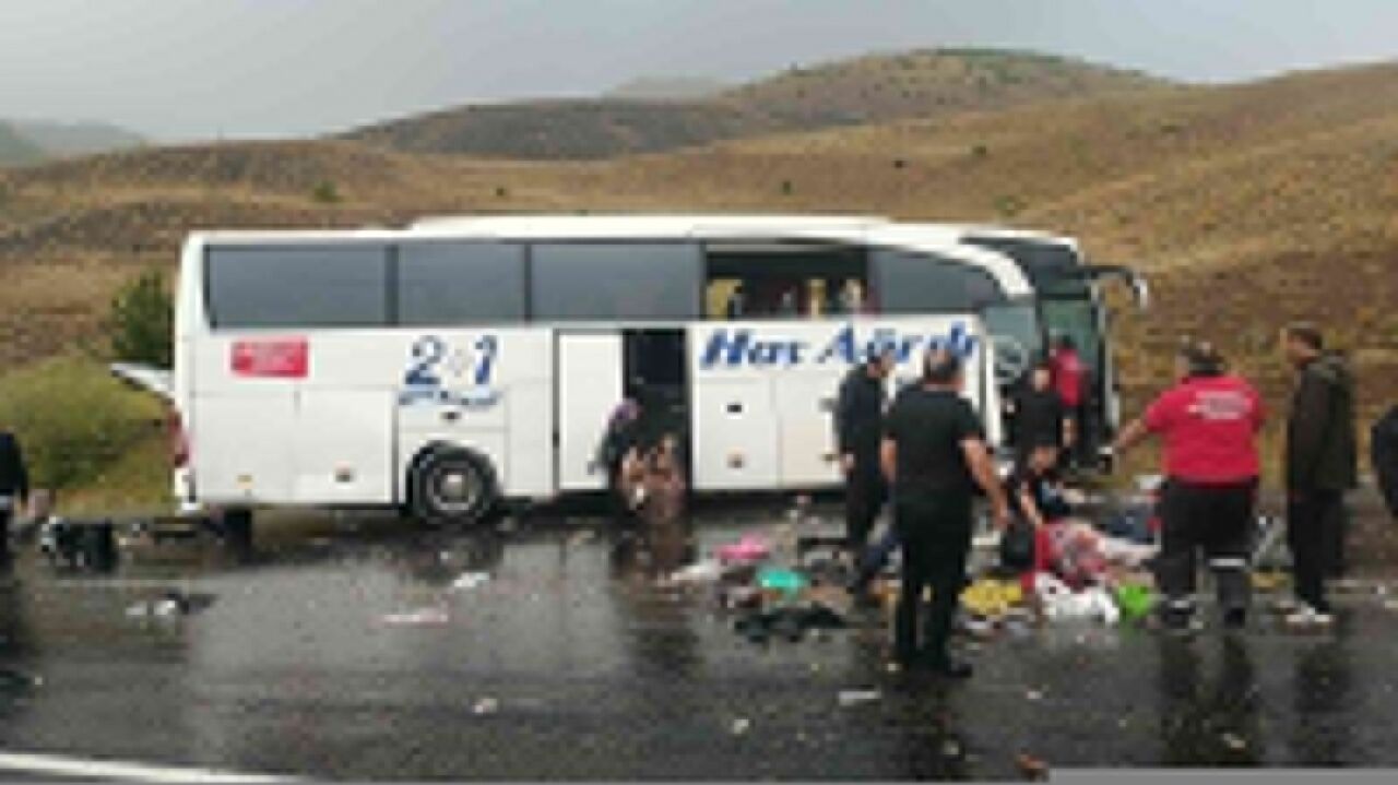 Sivas'ta yolcu otobüsü dağın yamacına çarptı