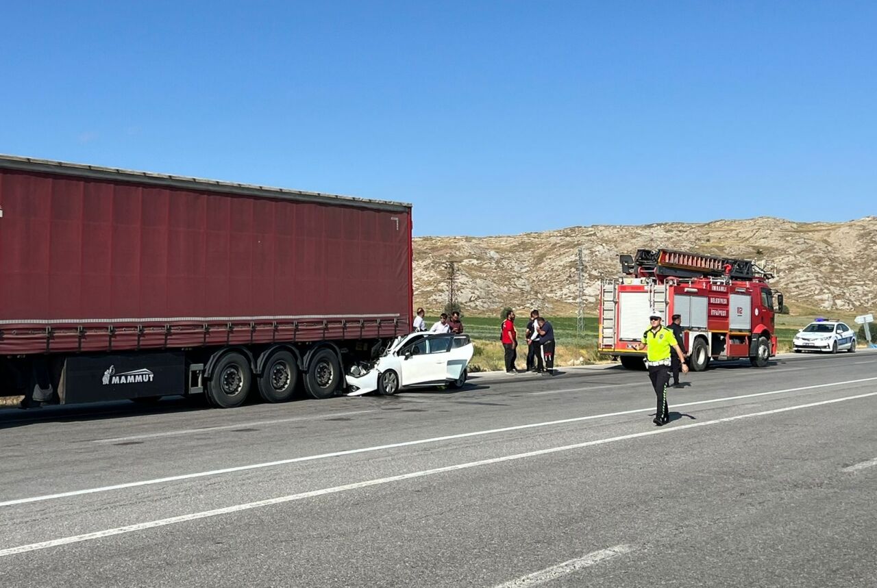 Sivas'ta otomobilin tıra çarptığı kazada 1 çocuk öldü, 5 kişi yaralandı