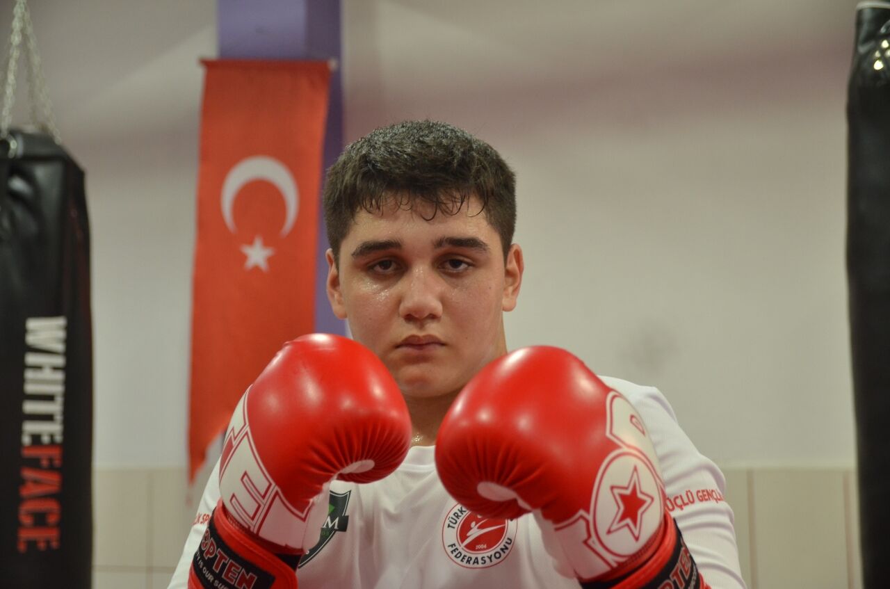 Kilo vermek için başladığı kick boksta Türkiye şampiyonu oldu
