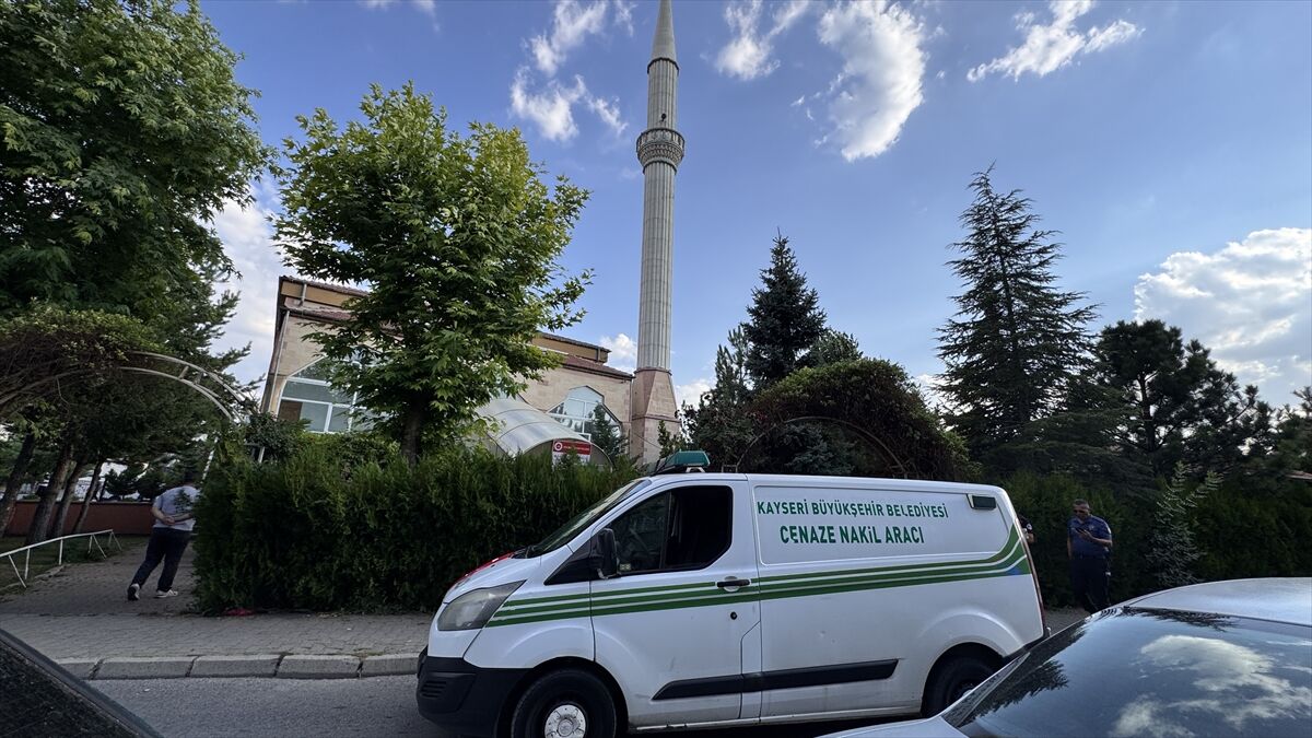 Kayseri'de camide namaz kılarken bıçaklanan kişi öldü