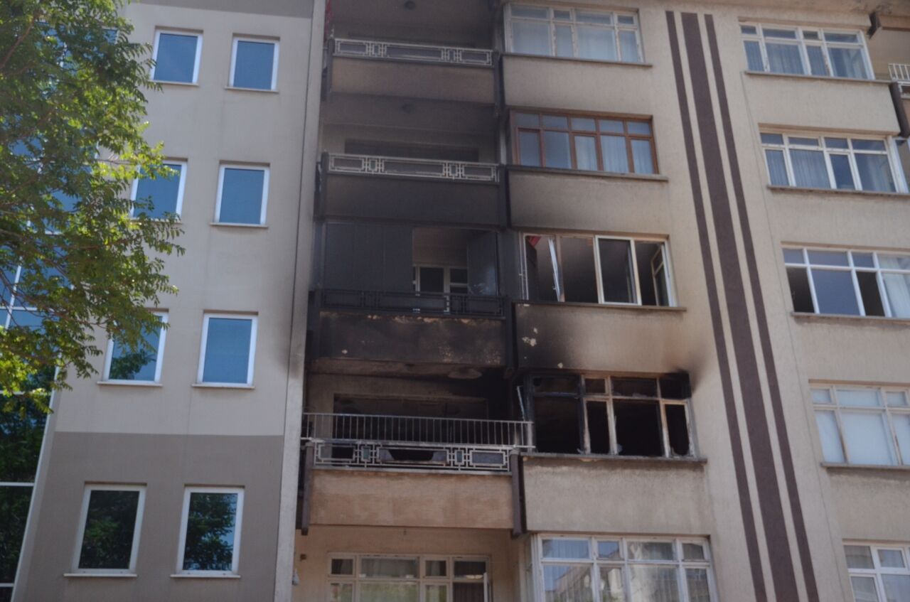 Konya'da apartman dairesinde çıkan yangında 5 kişi dumandan etkilendi