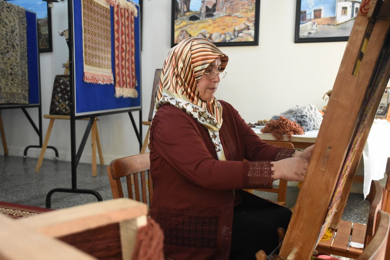 Köyünün coğrafi işaretli halısını gelecek kuşaklara aktarabilmek için mücadele ediyor