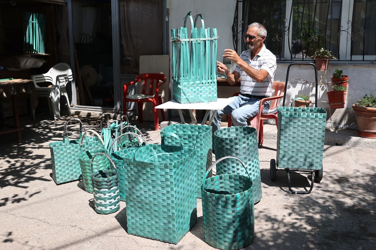 Atık plastik şeritleri sepet ve çantalara dönüştürüyor
