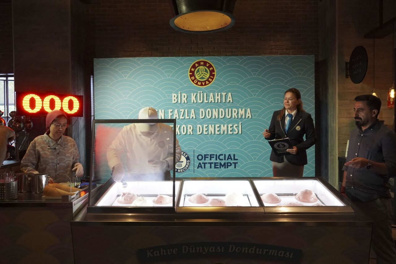 Kahve Dünyası, dondurma ustası Gökhan Şahin ile Guinness World Records'a adını yazdırdı