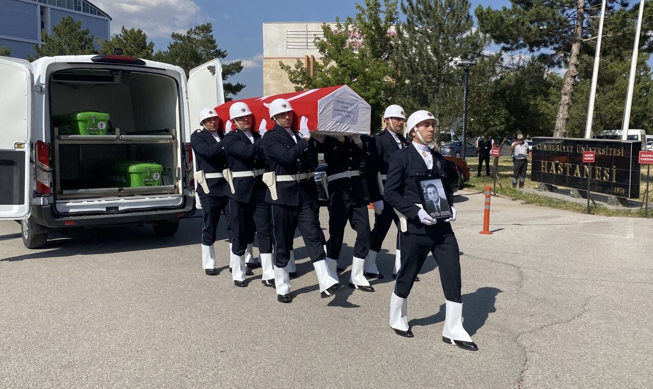Sivas'ta trafik kazasında yaralanan eski Vali Karaömeroğlu, hastanede hayatını kaybetti