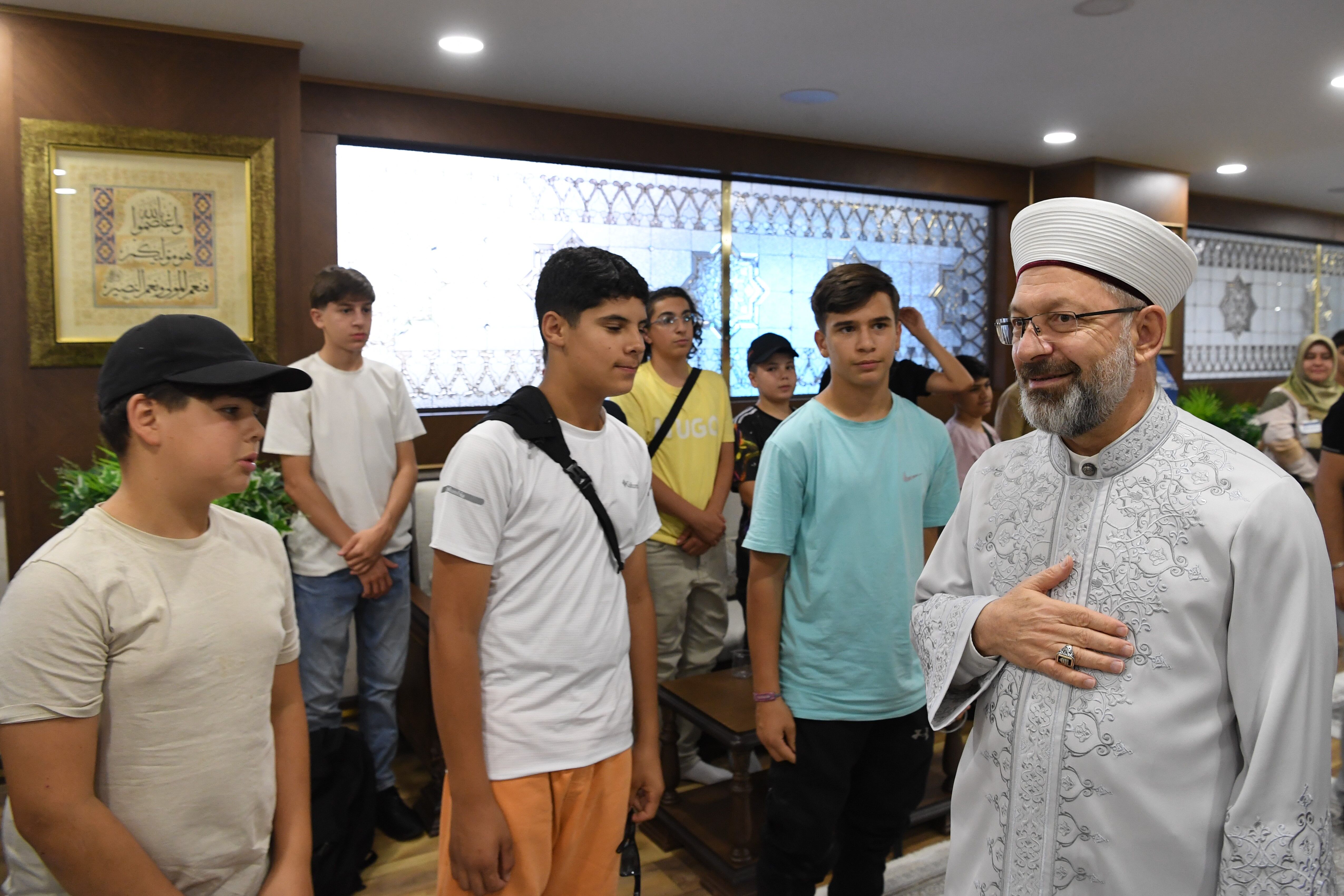 Diyanet İşleri Başkanı Erbaş, Fransa'dan gelen öğrencilerle buluştu