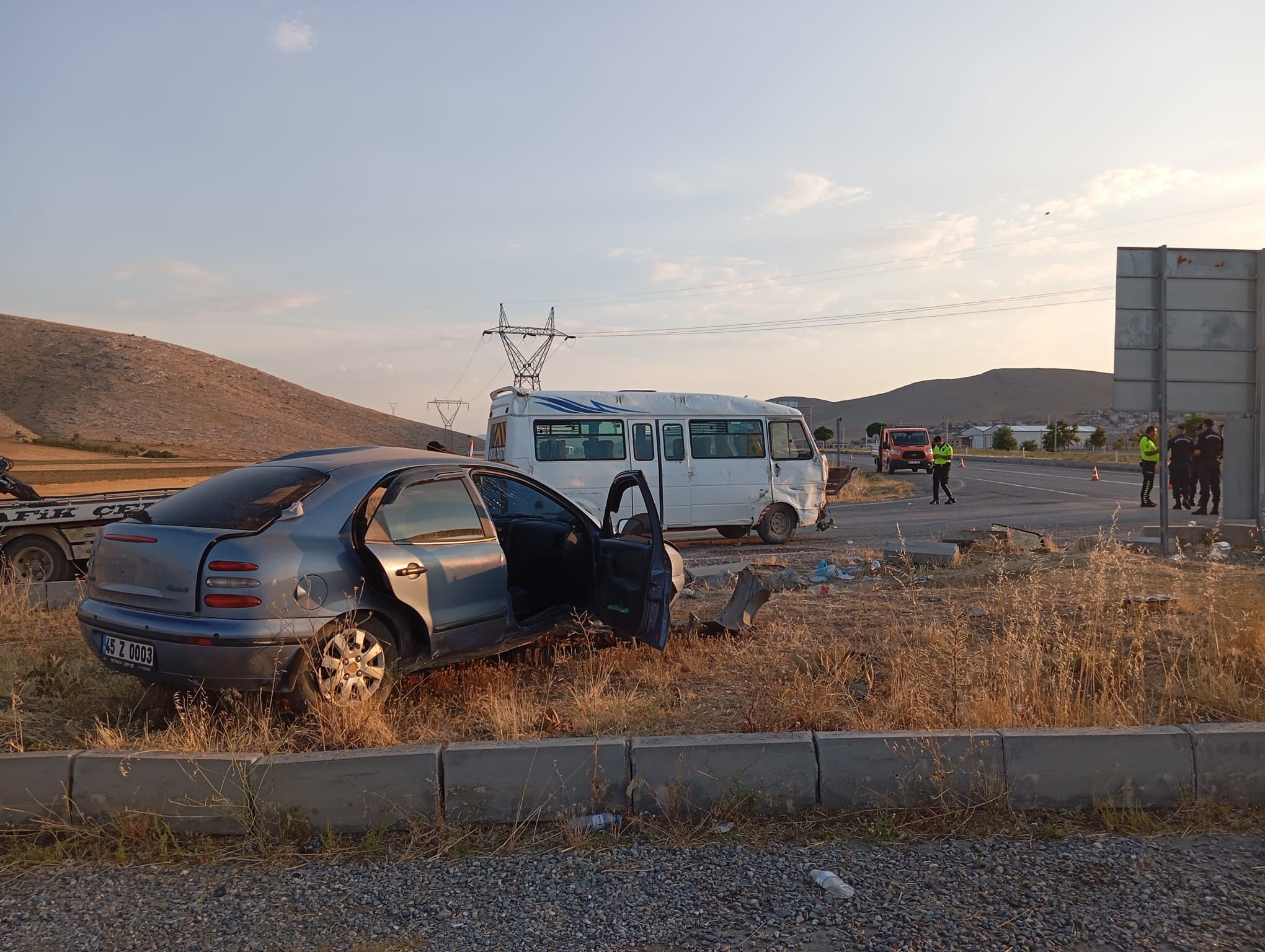 Konya'da tarım işçilerini taşıyan minibüs ile otomobilin çarpışması sonucu 16 kişi yaralandı