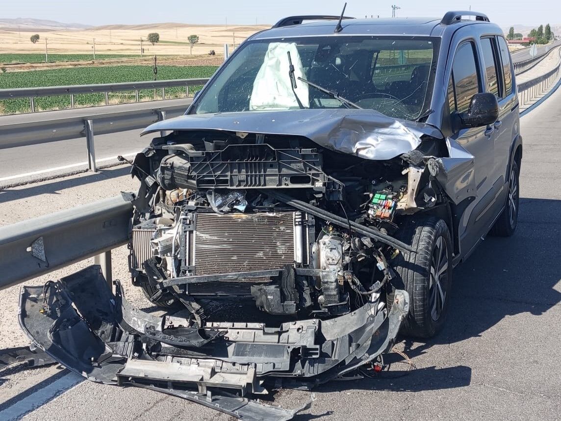 Şarkışla'da hafif ticari araç ile otomobilin çarpıştığı kazada 2 kişi yaralandı