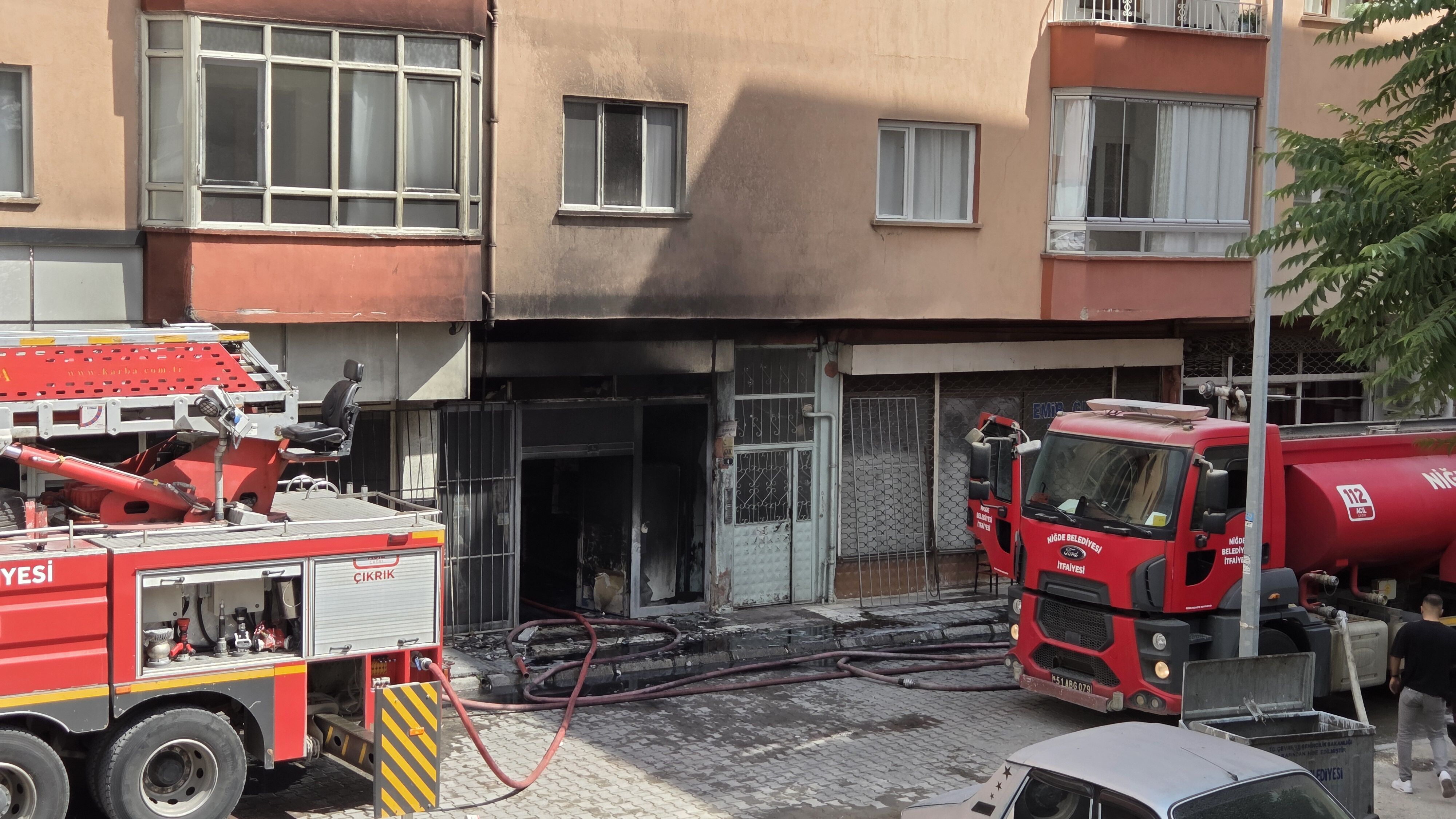 GÜNCELLEME - Niğde'de beyaz eşya deposunda çıkan yangın kontrol altına alındı