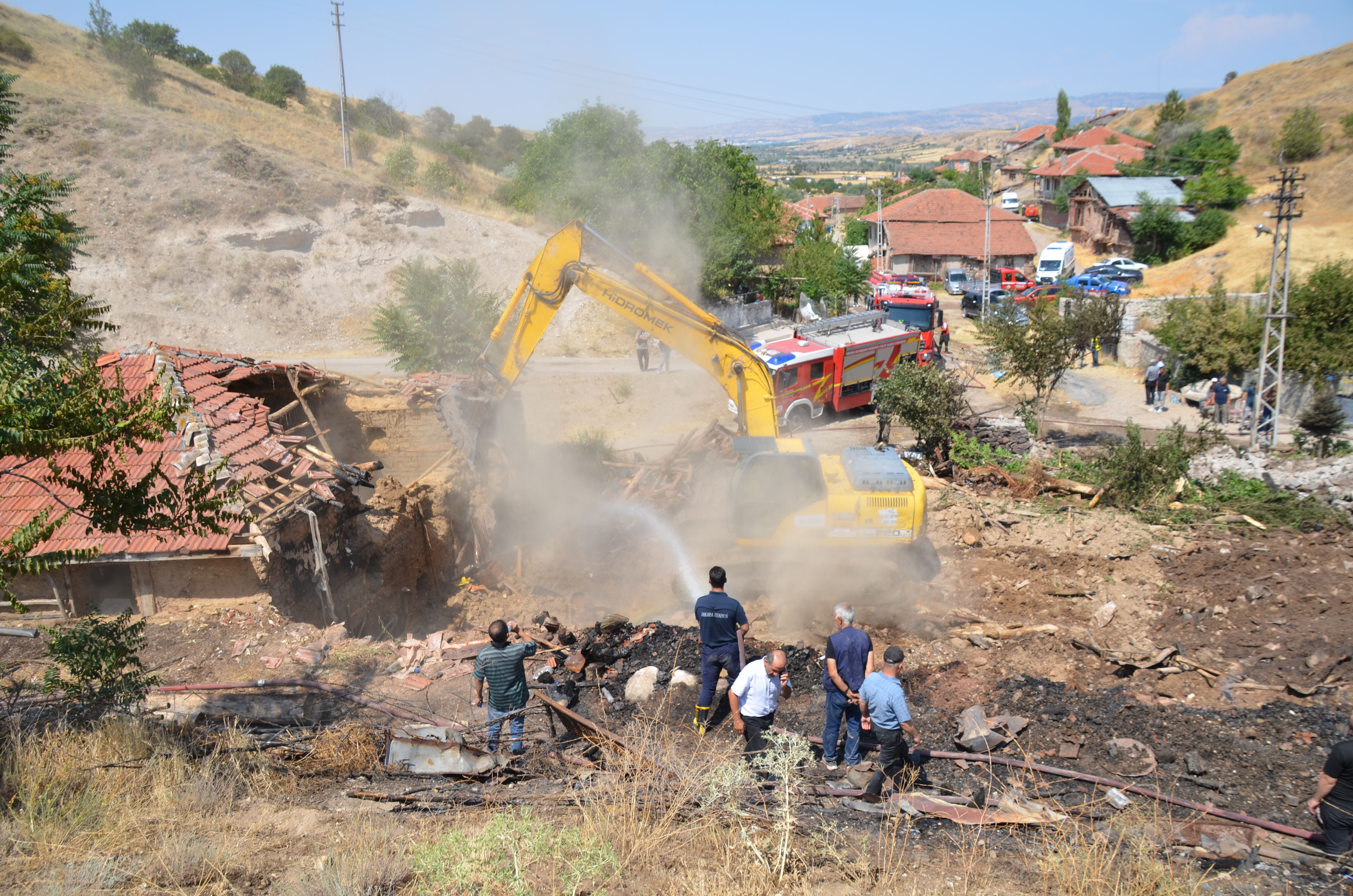 Ankara'da 2 evde çıkan yangın söndürüldü