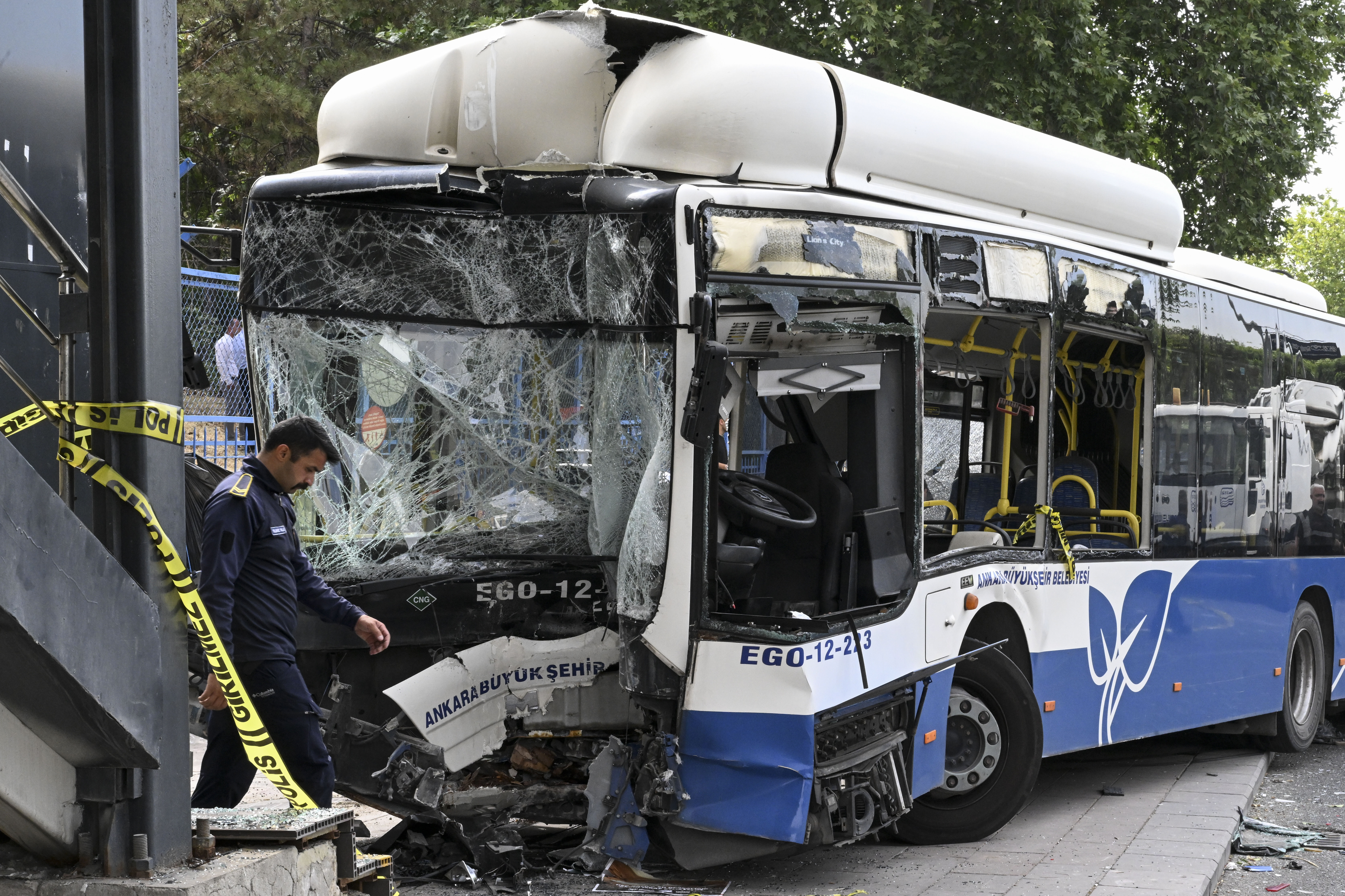 Ankara'da belediye otobüsünün karıştığı zincirleme kazada 20 kişi yaralandı