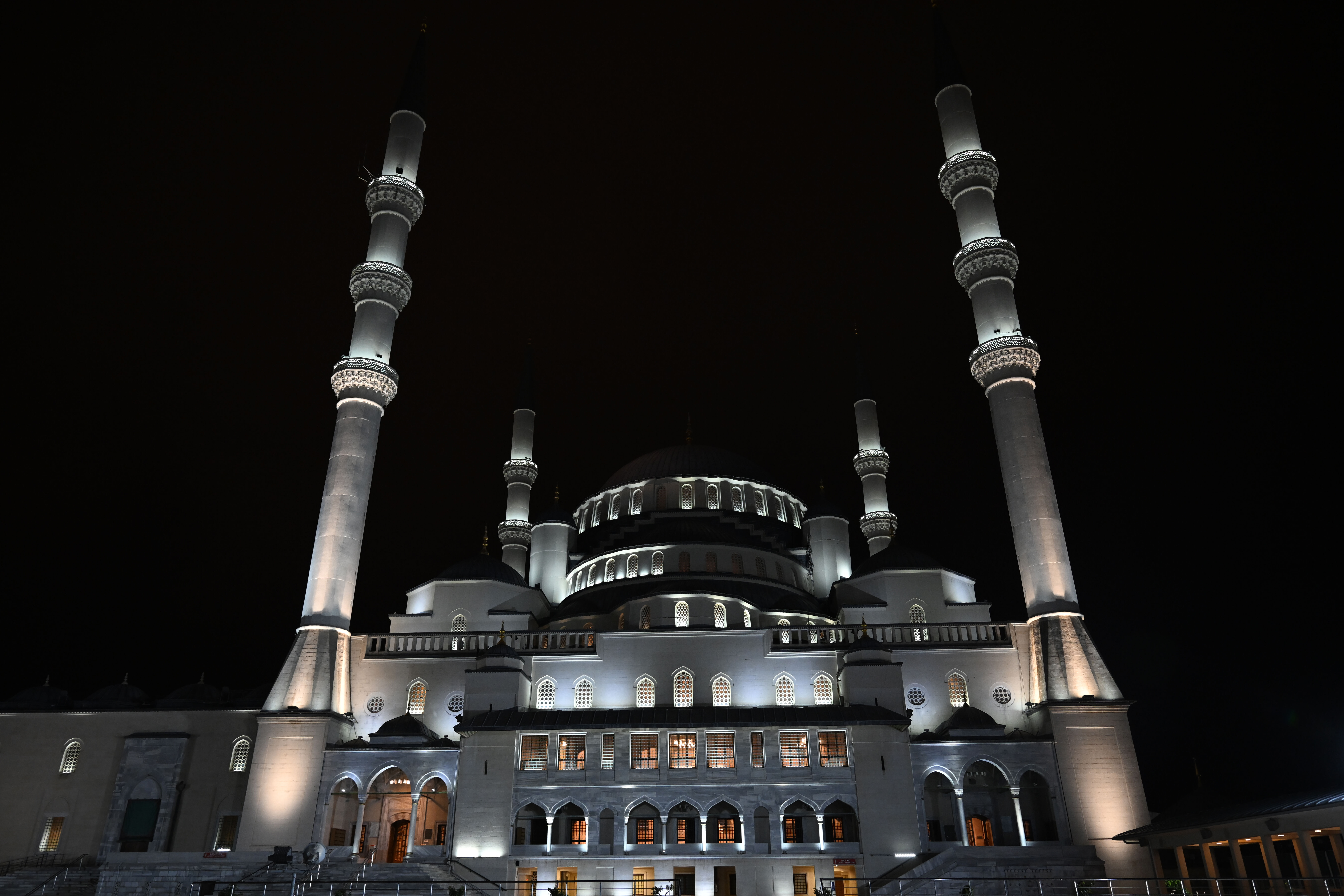 Ülke genelindeki camilerde sela okundu