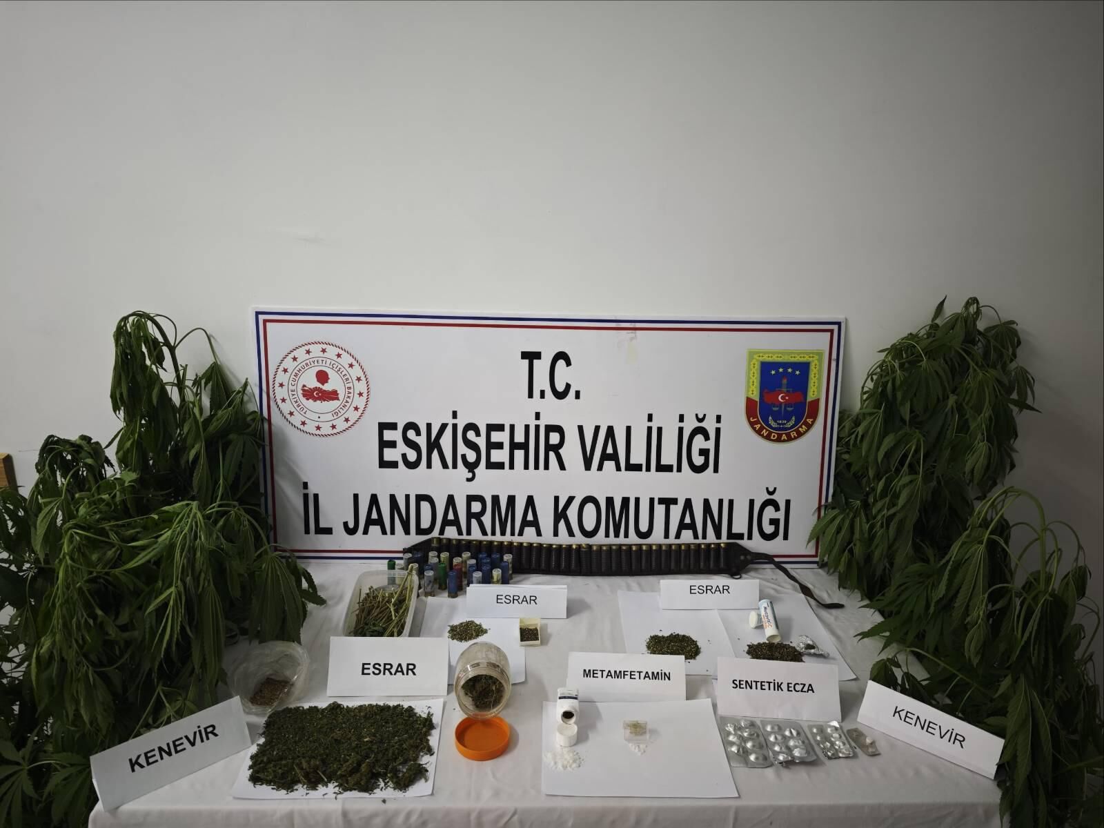 Eskişehir'de Hint keneviri ile esrar ve sentetik uyuşturucu ele geçirildi