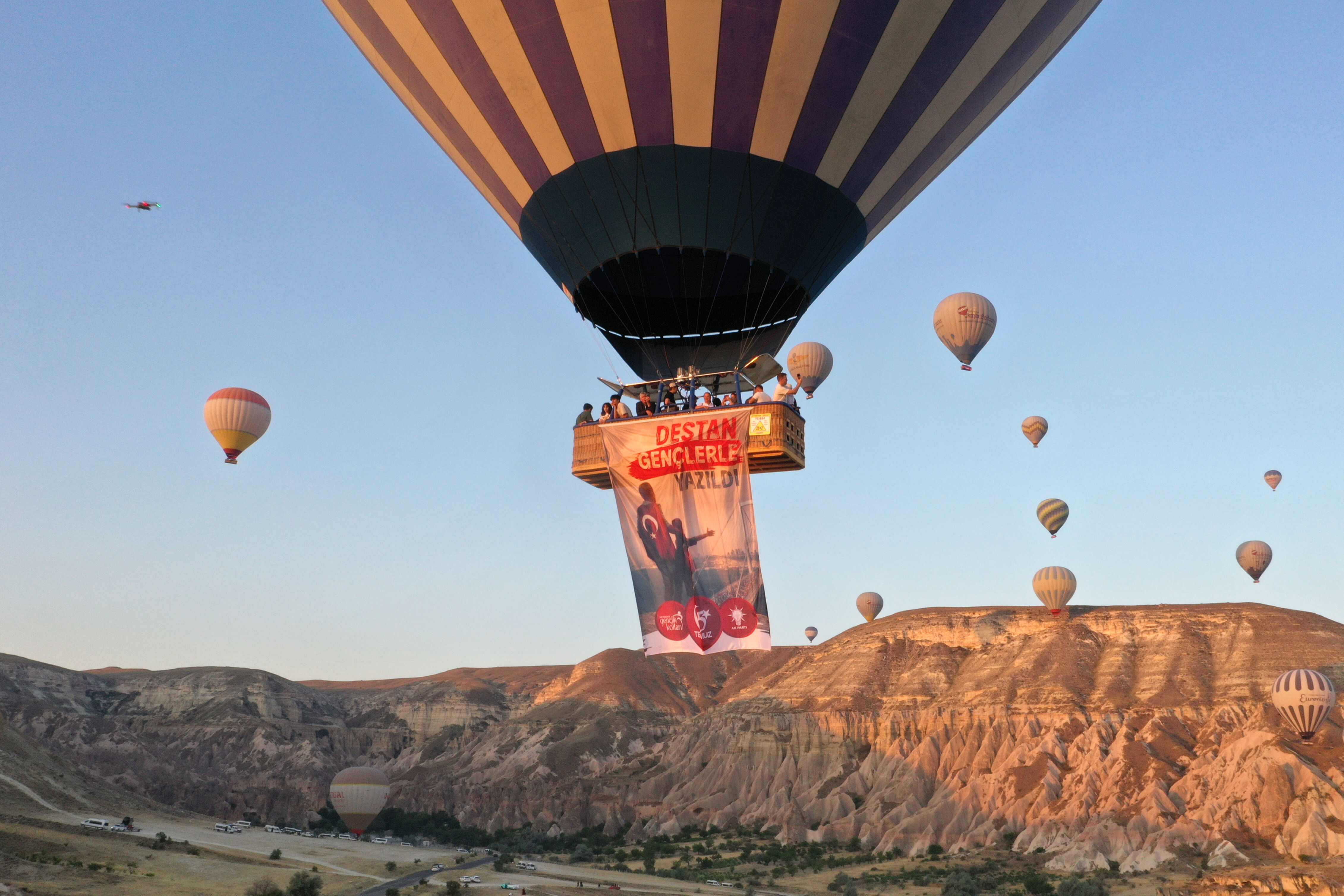 15 Temmuz sabahı Kapadokya'da balonlar Türk bayrakları ve afişlerle uçtu