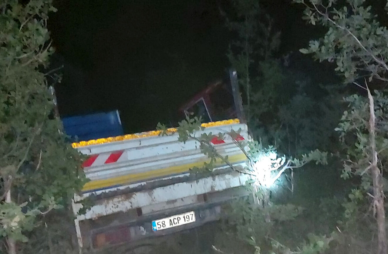 Sivas'ta şarampole devrilen kamyondaki 3 kişi yaralandı