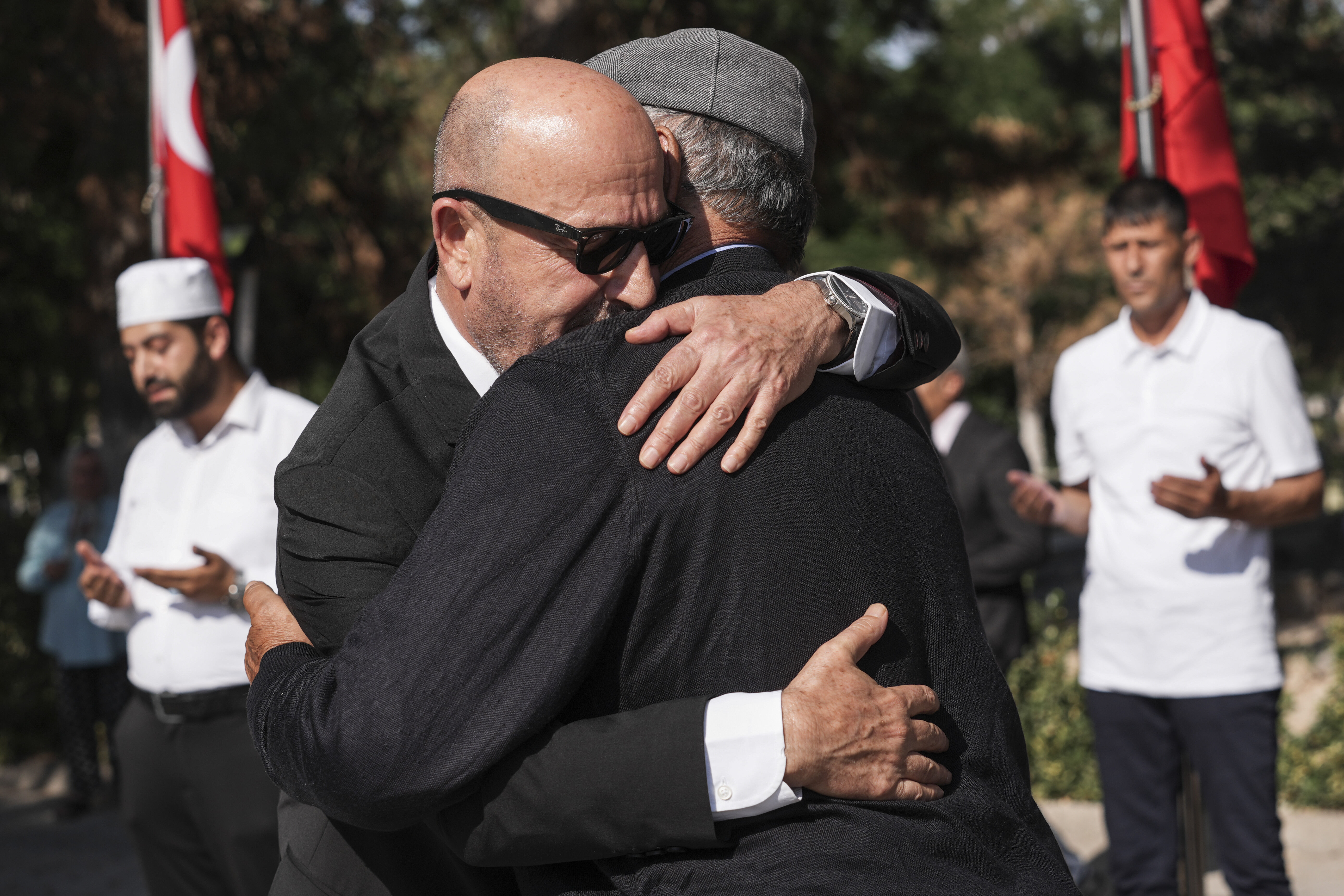 Emekli Korgeneral Zekai Aksakallı, şehit Ömer Halisdemir'in mezarını ziyaret etti: