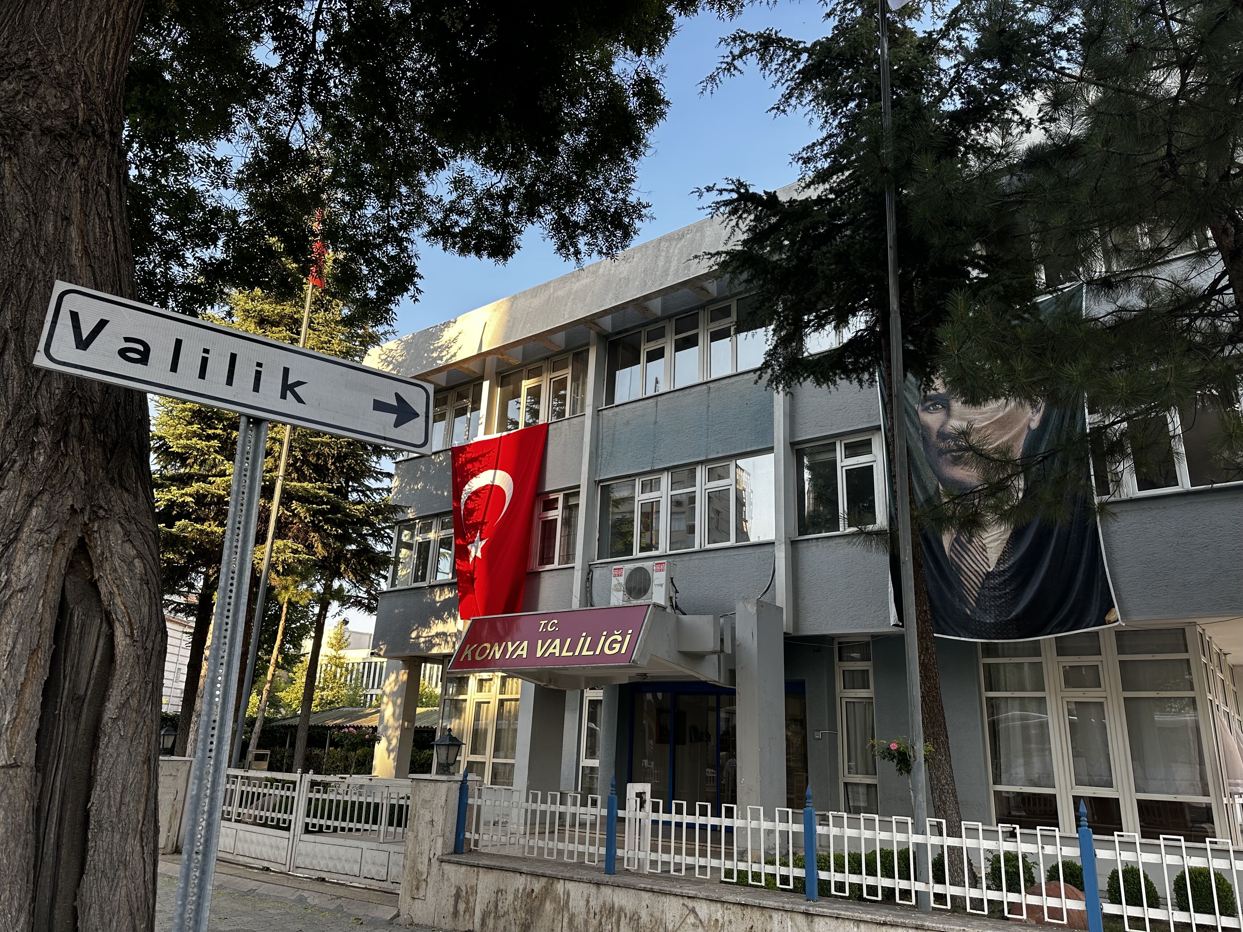 Konya'da kamu binalarına 'Terörsüz Türkiye'ye destek için Türk bayrakları asıldı