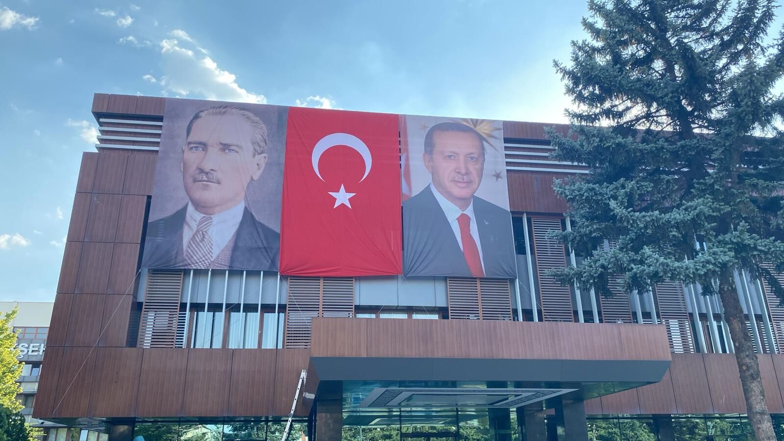 Kayseri'de 'Terörsüz Türkiye'ye destek için kentin farklı noktalarına Türk bayrağı asıldı