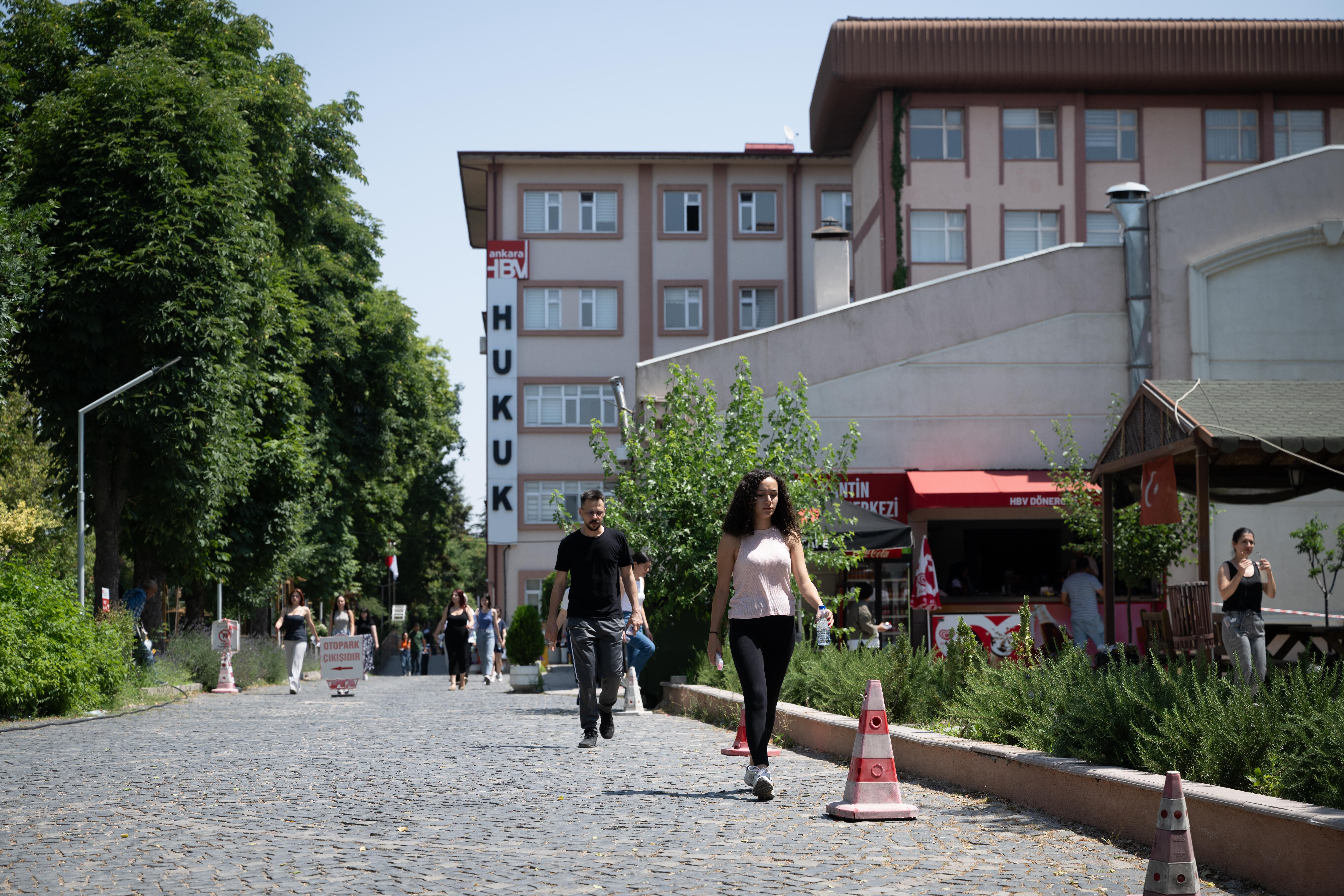 Milli Eğitim Bakanlığı Akademi Giriş Sınavı'nın ilk oturumu tamamlandı