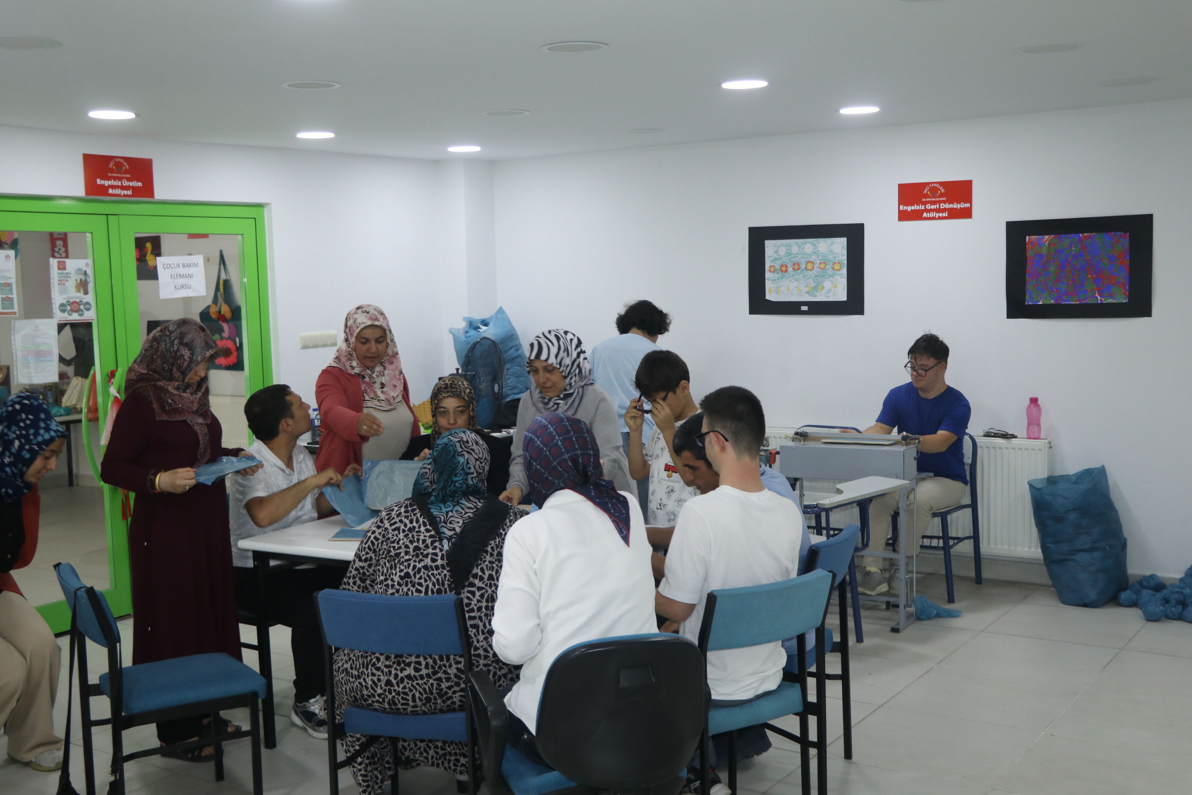 Çankırı'da özel gereksinimli bireyler galoş üreterek sosyalleşiyor