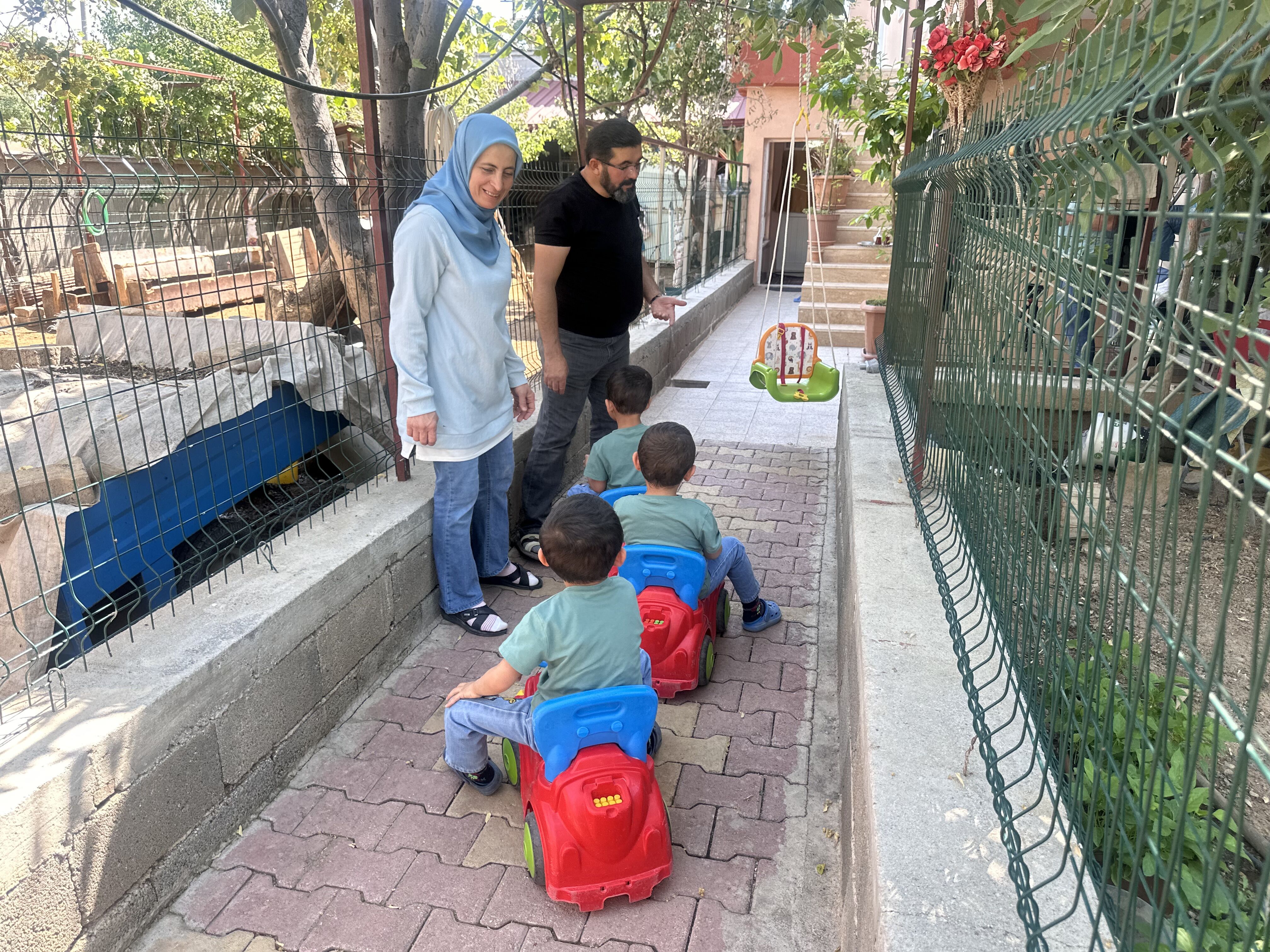 Koruyucu ailesi oldukları üçüzlerle evlerini şenlendirdiler