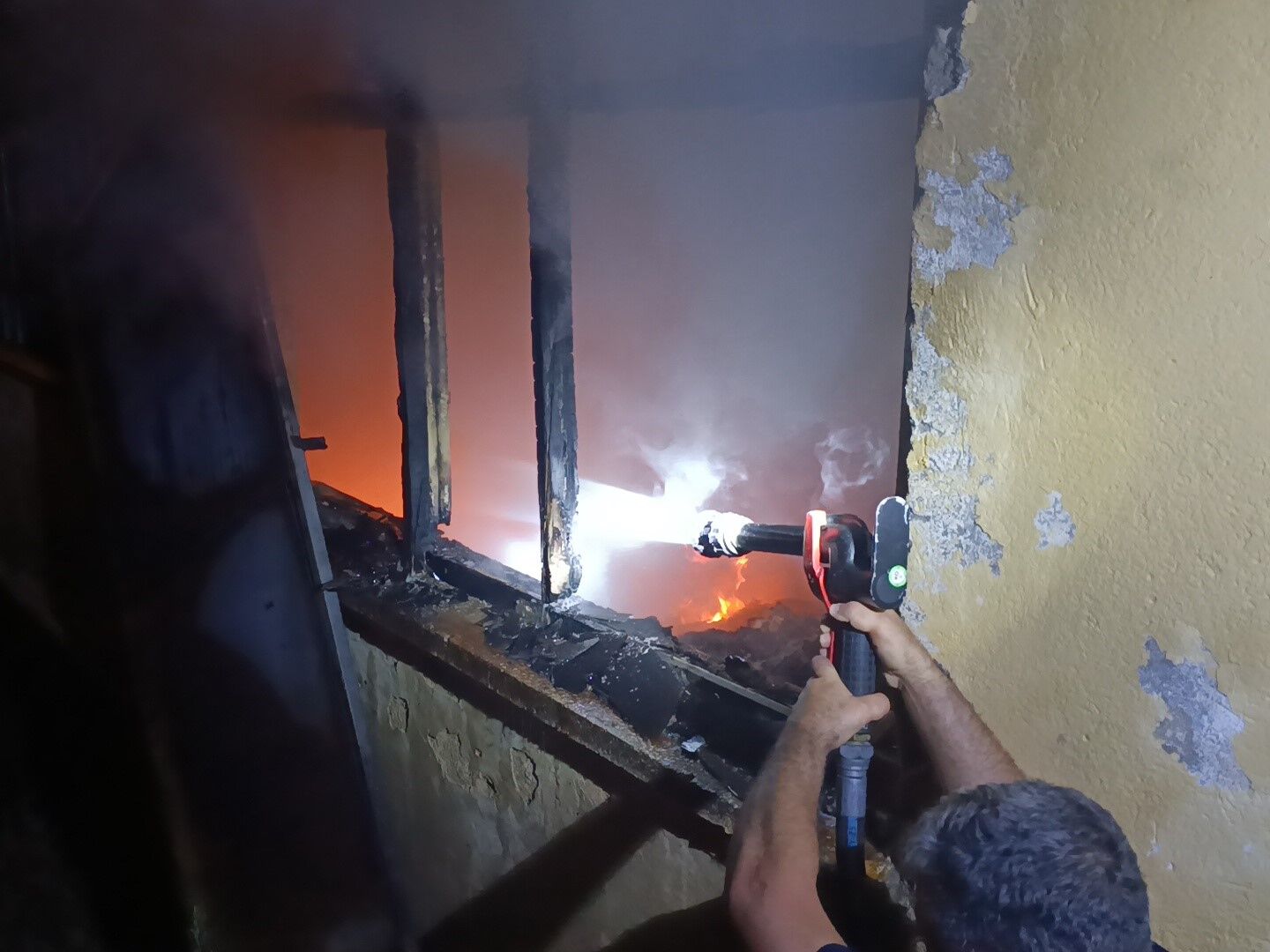 Şarkışla'da yanan ev kullanılamaz hale geldi