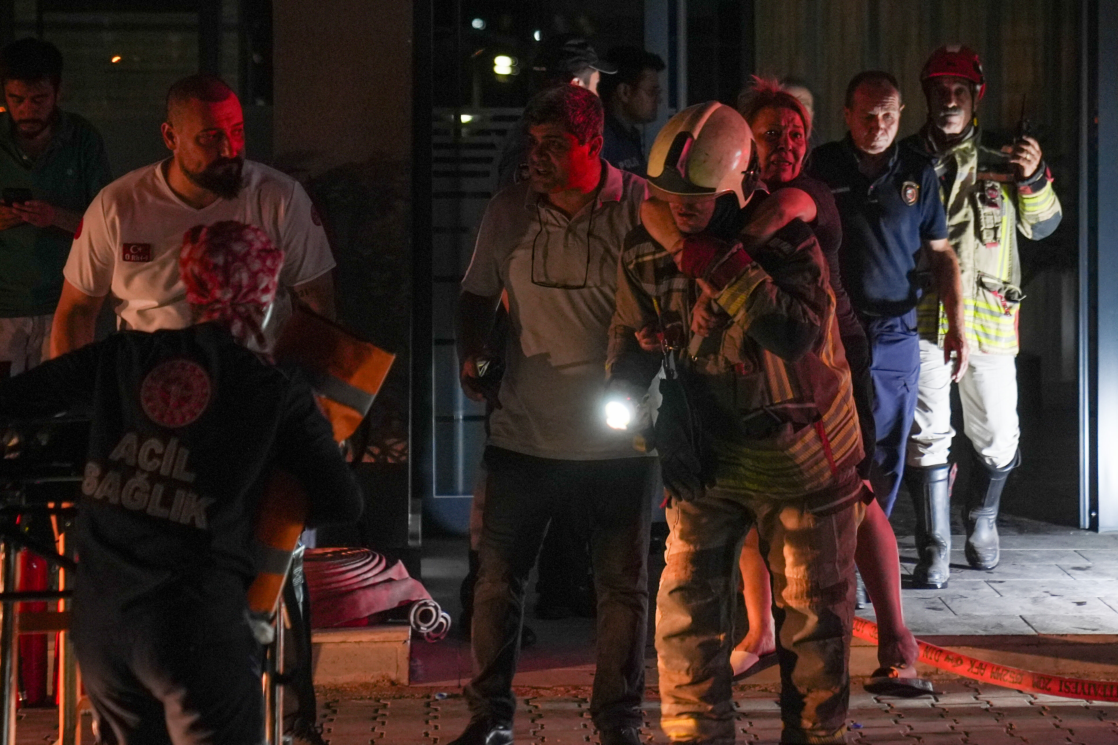 Başkentte 26 katlı binada çıkan yangına müdahale sürüyor