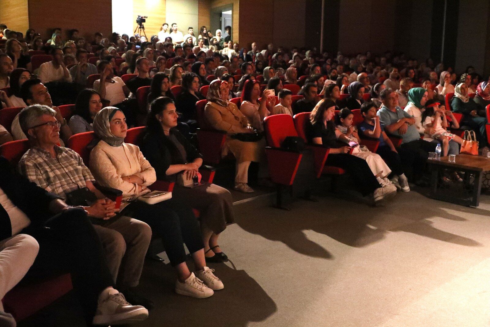 Kayseri'de '12 Jüri' tiyatro oyunu seyirciyle buluştu