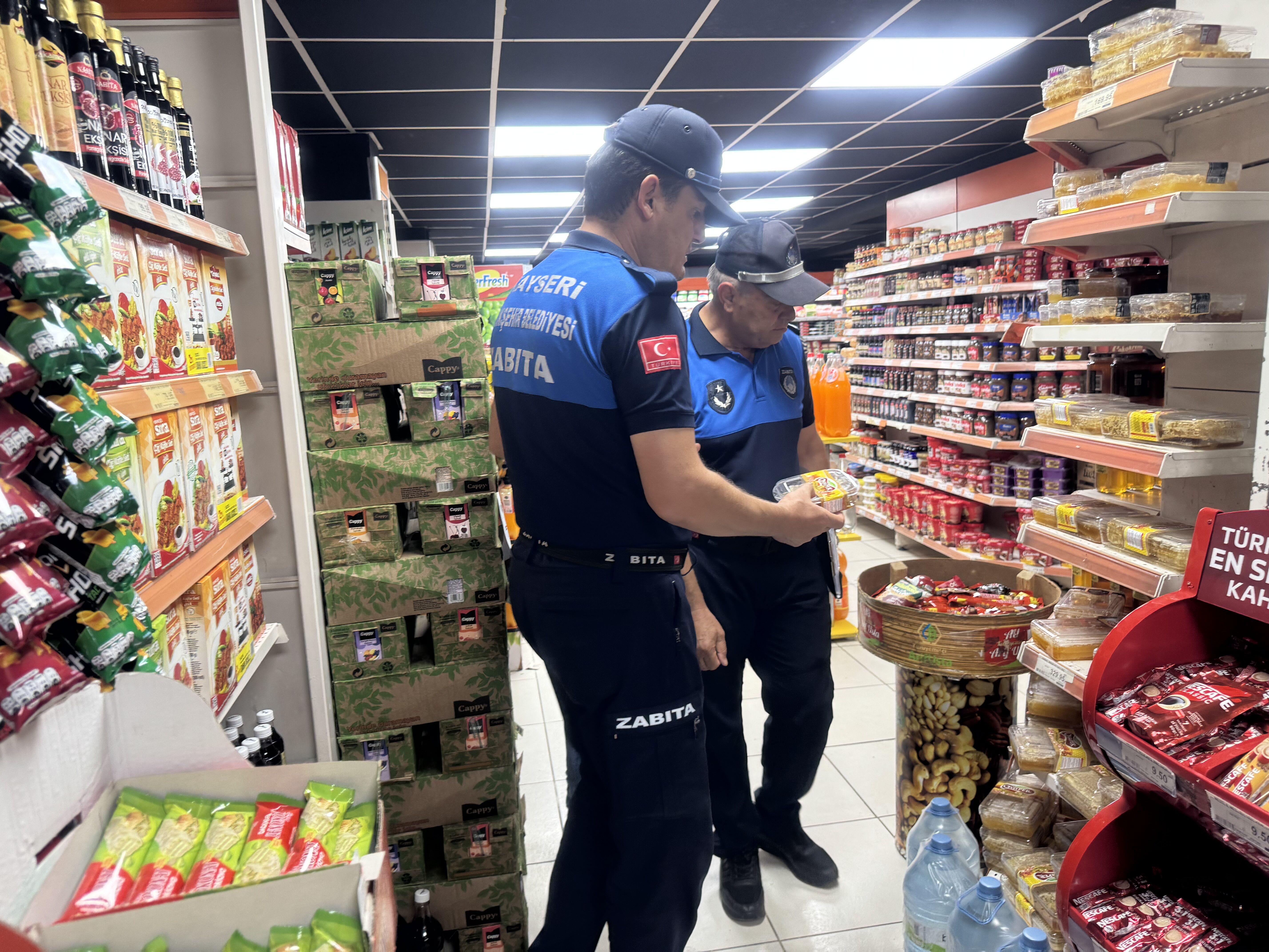 Büyükşehir Belediyesi zabıta ekipleri marketlerde denetimlerini sürdürüyor
