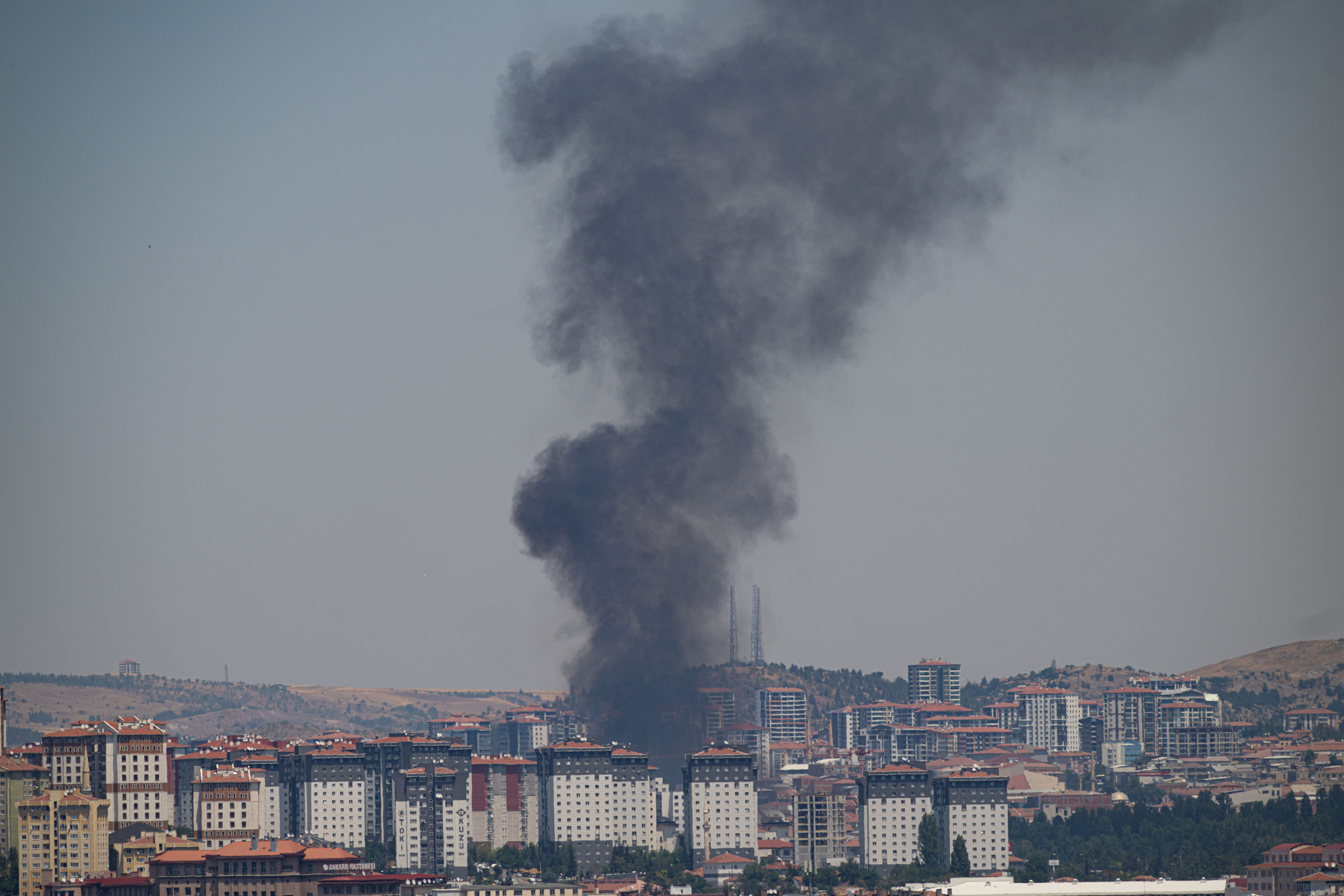 Ankara'da boş araziden fayans fabrikasına sıçrayan yangın kontrol altına alındı