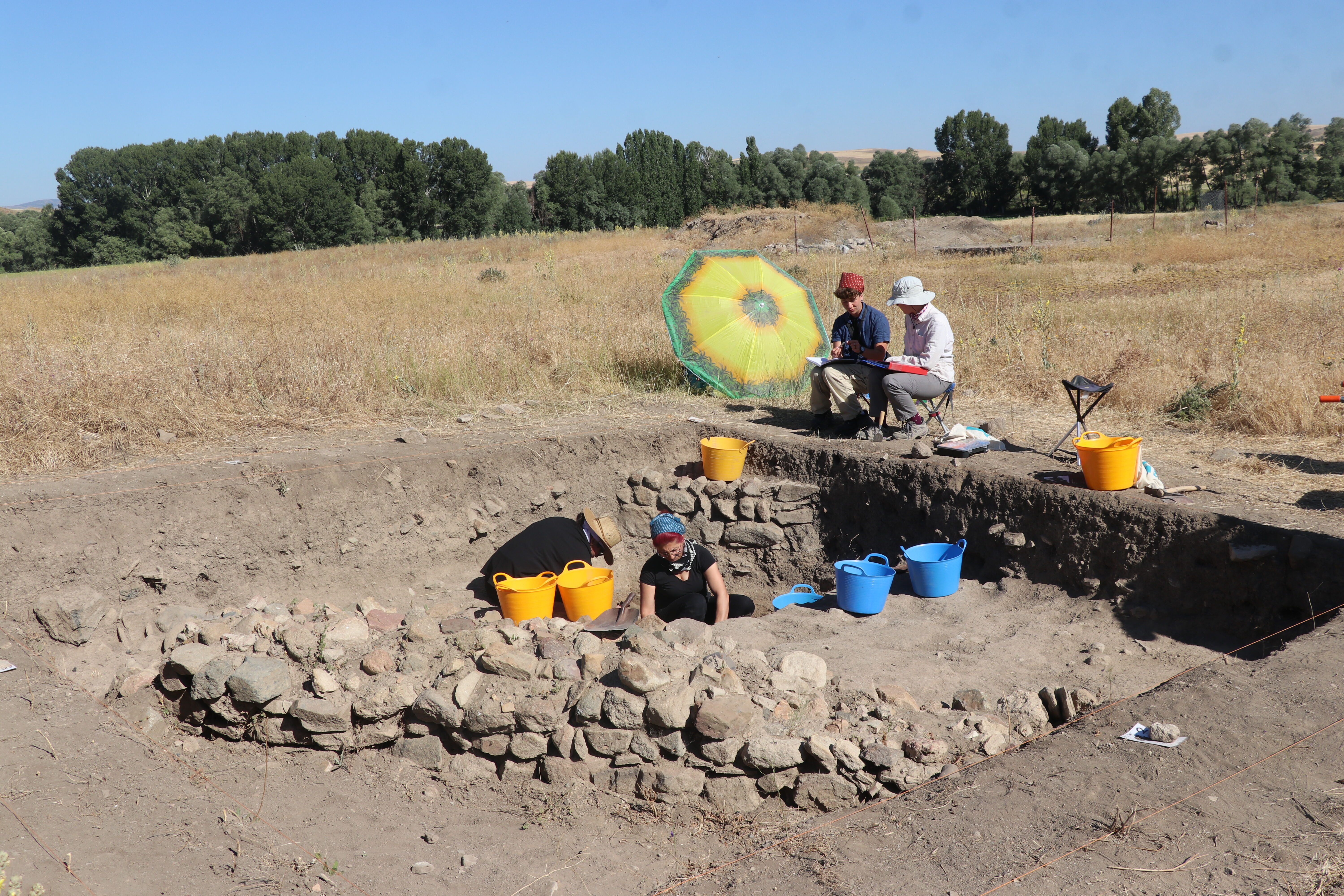 Uşaklı Höyük'teki kazılarda eski dönemlere ait yemek kültürü ve tarımsal ürünler araştırılıyor