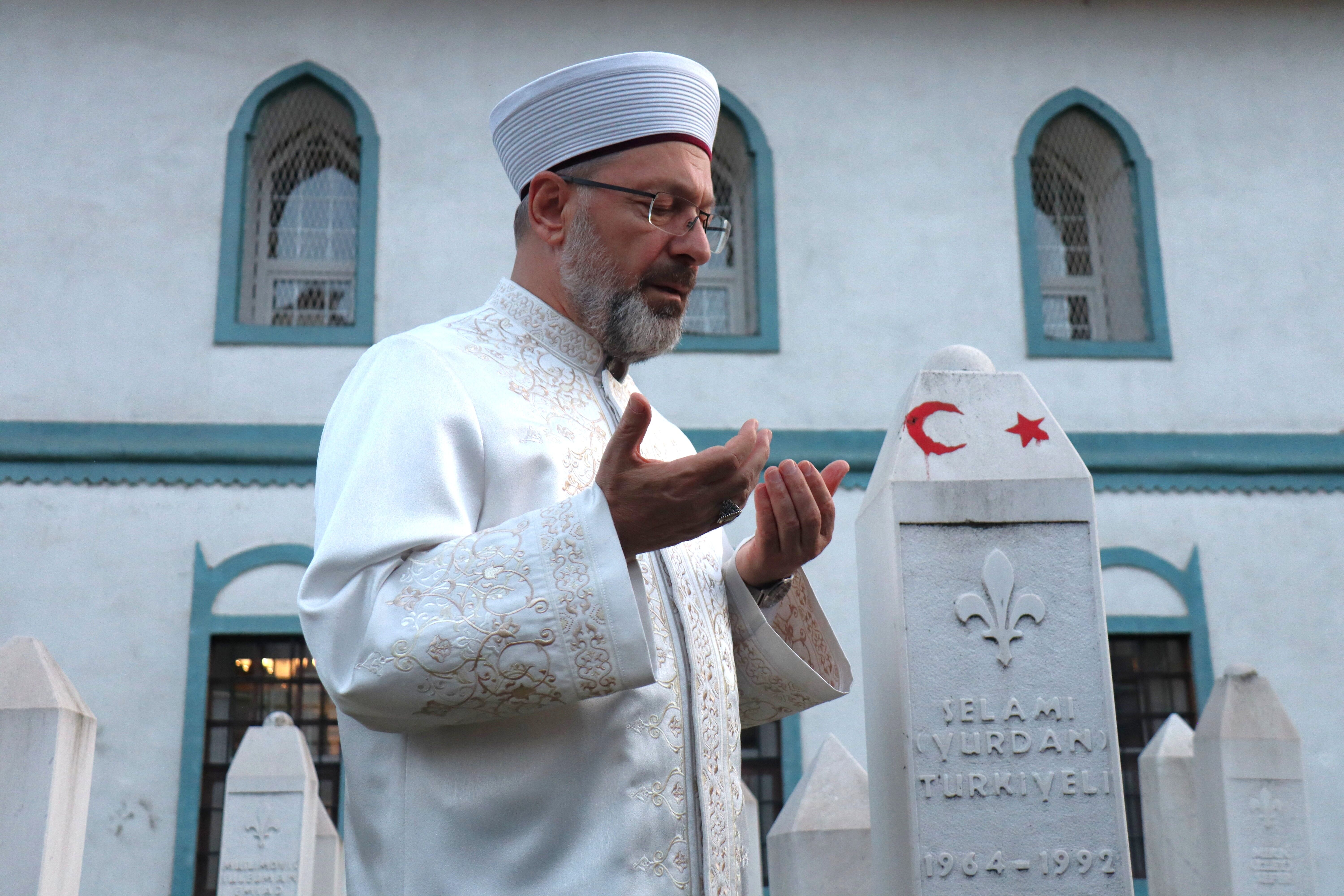 Diyanet İşleri Başkanı Erbaş, Bosna Hersek'te şehit olan Selami Yurdan'ın kabrini ziyaret etti