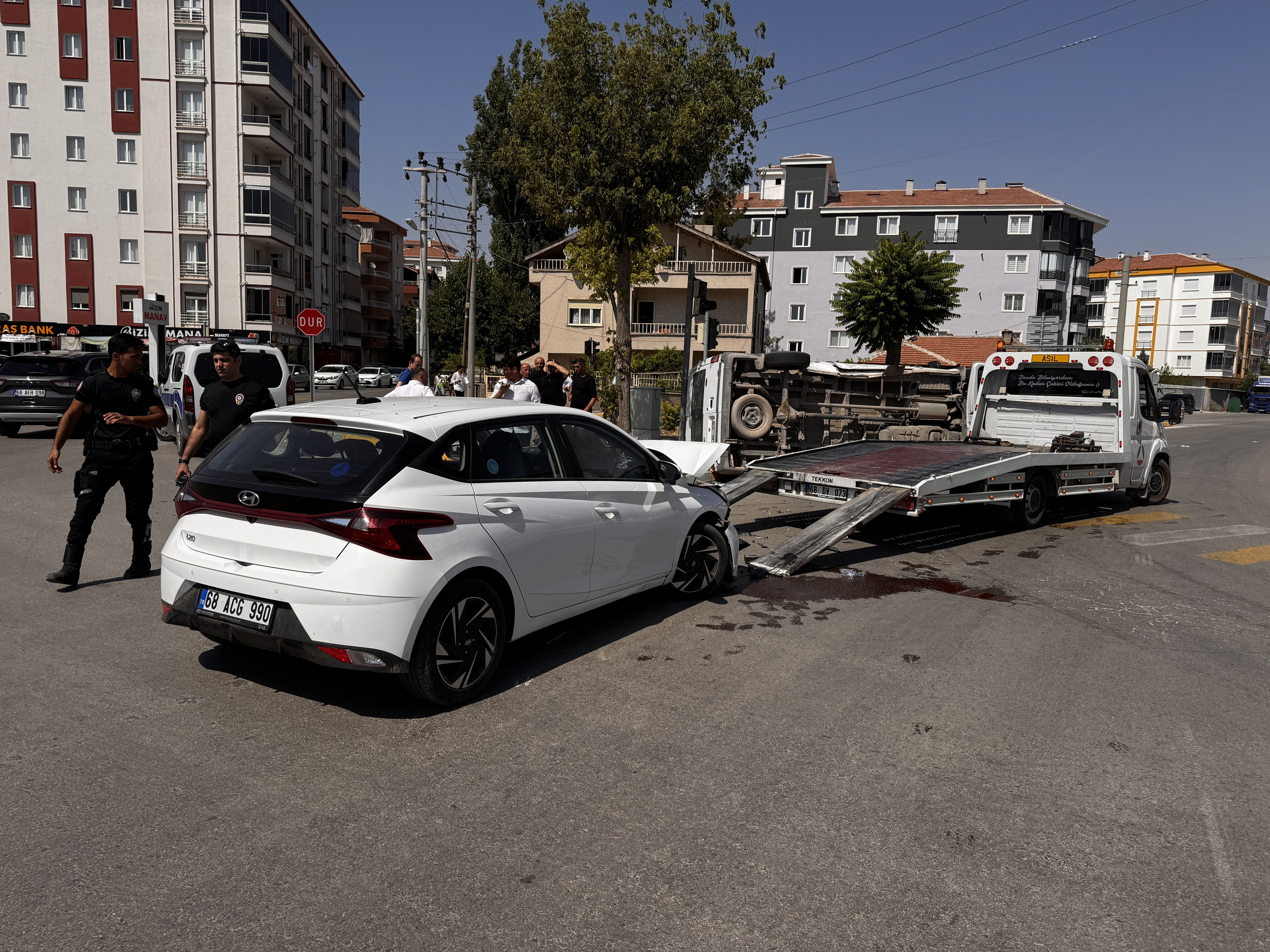 Aksaray'da otomobille çarpışan servis minibüsündeki 8 öğrenci yaralandı